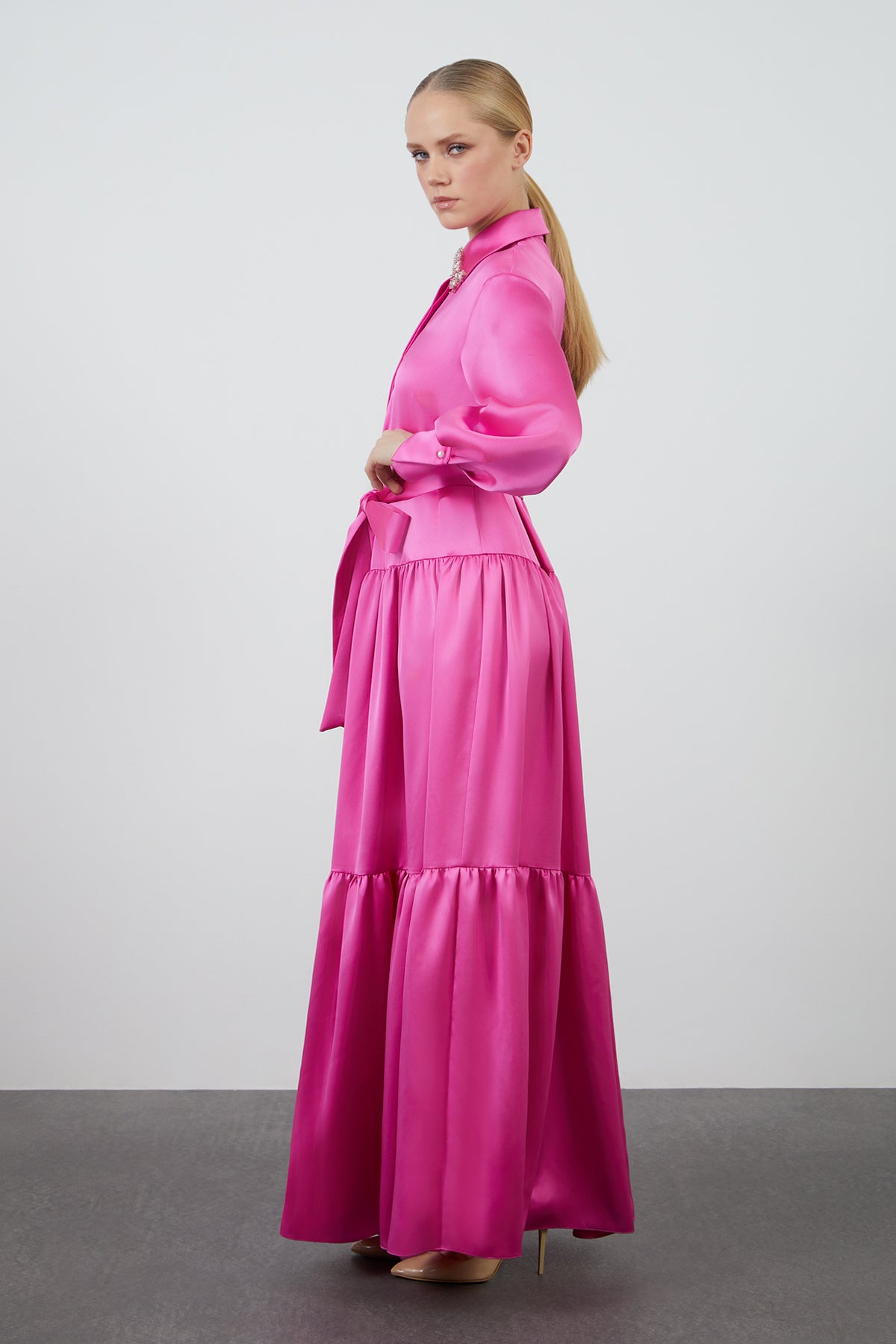 Yakası İşlemeli Kuşaklı Saten Abiye Uzun Elbise