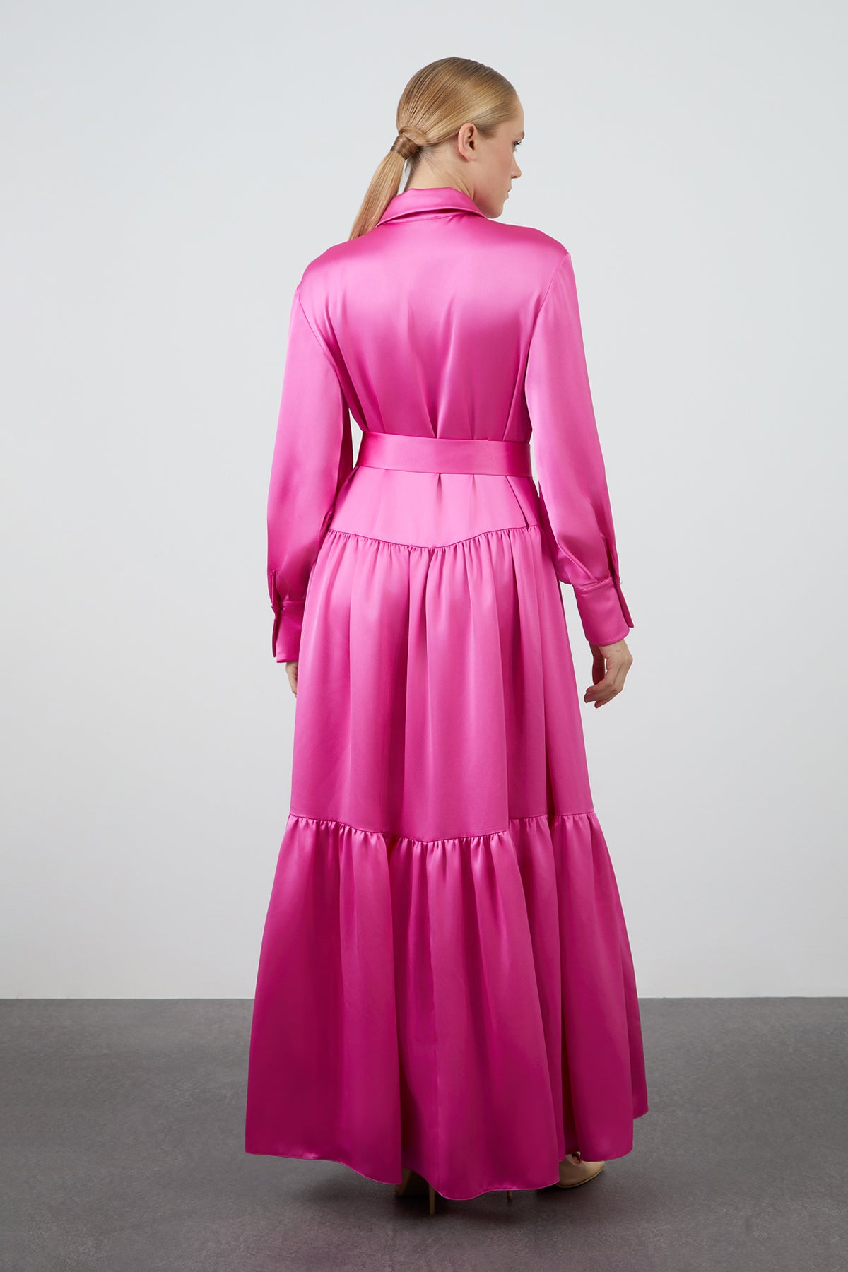 Yakası İşlemeli Kuşaklı Saten Abiye Uzun Elbise