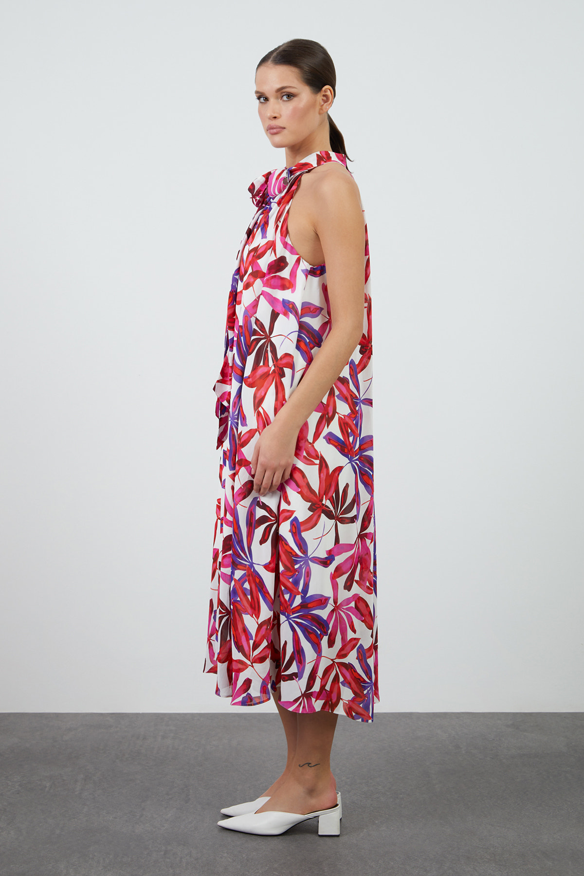 Boyundan Bağlamalı Desenli Midi Elbise