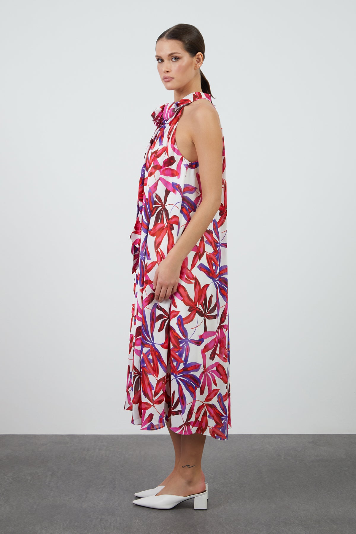 Boyundan Bağlamalı Desenli Elbise