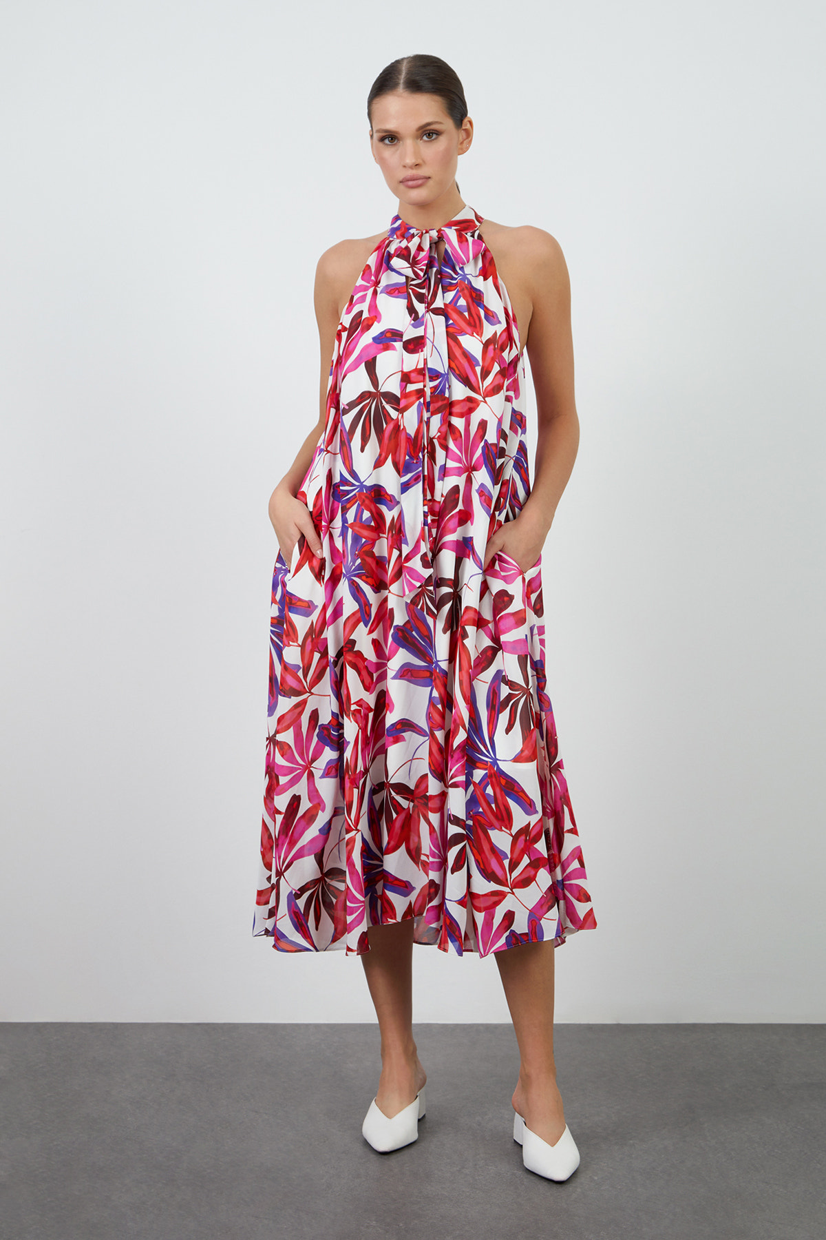 Boyundan Bağlamalı Desenli Midi Elbise