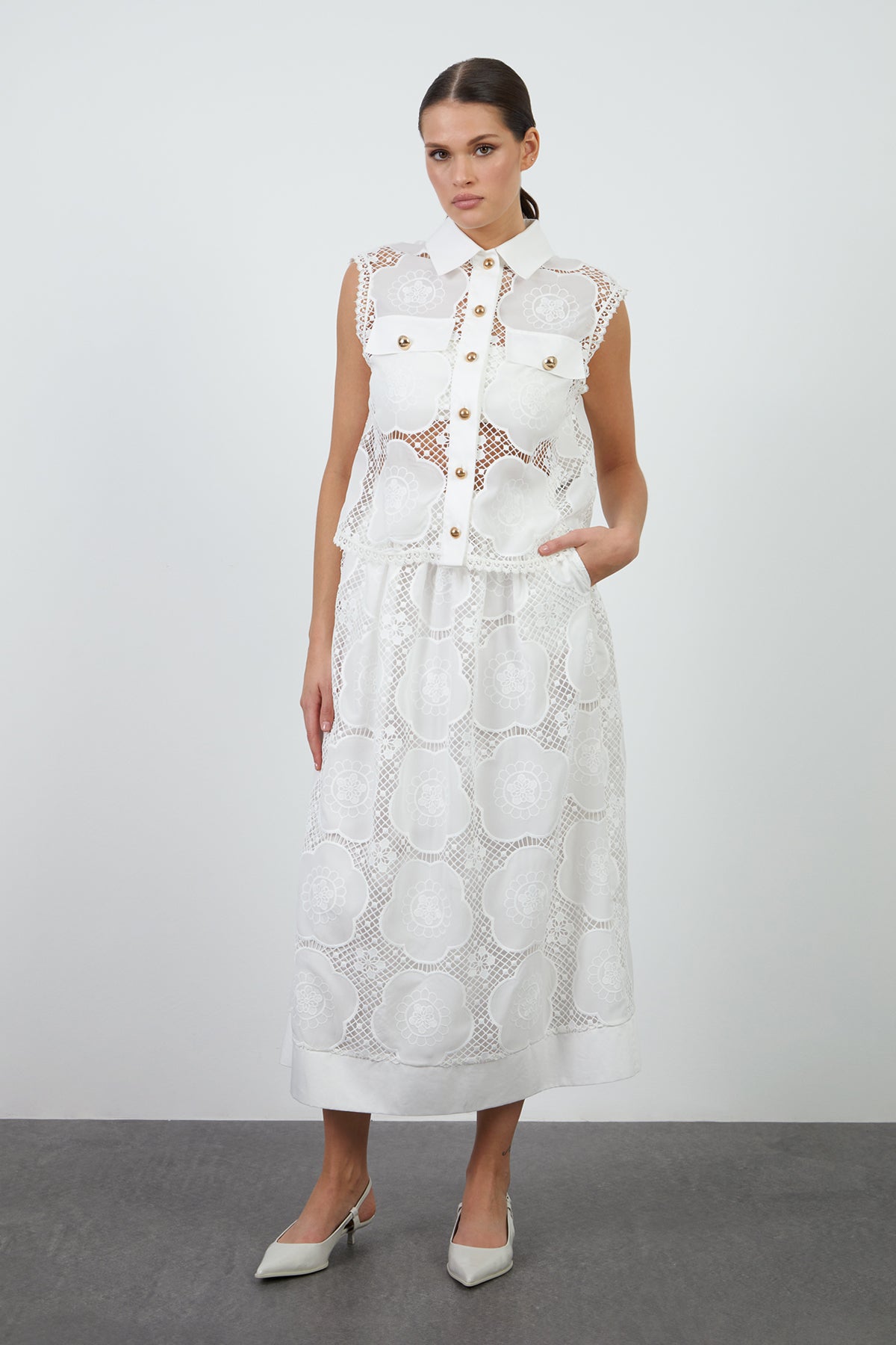 Düğme Detaylı Transparan Sıfır Kol Bluz