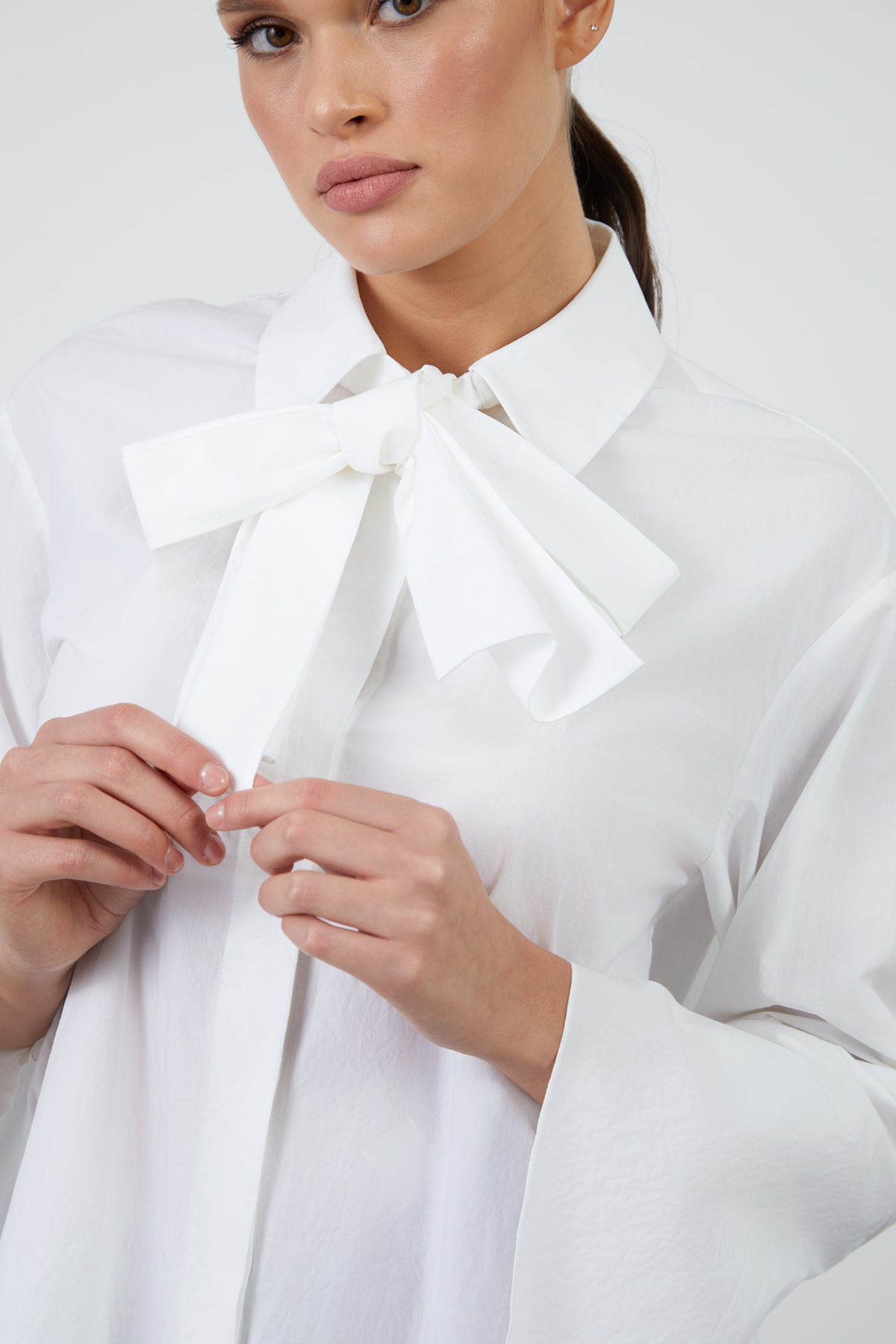 Boyundan Bağlamalı Volan Kollu Gömlek