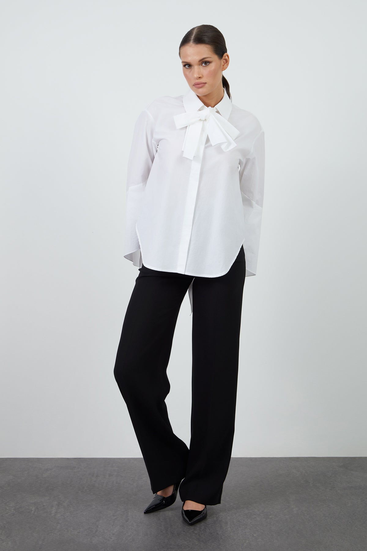 Boyundan Bağlamalı Volan Kollu Gömlek