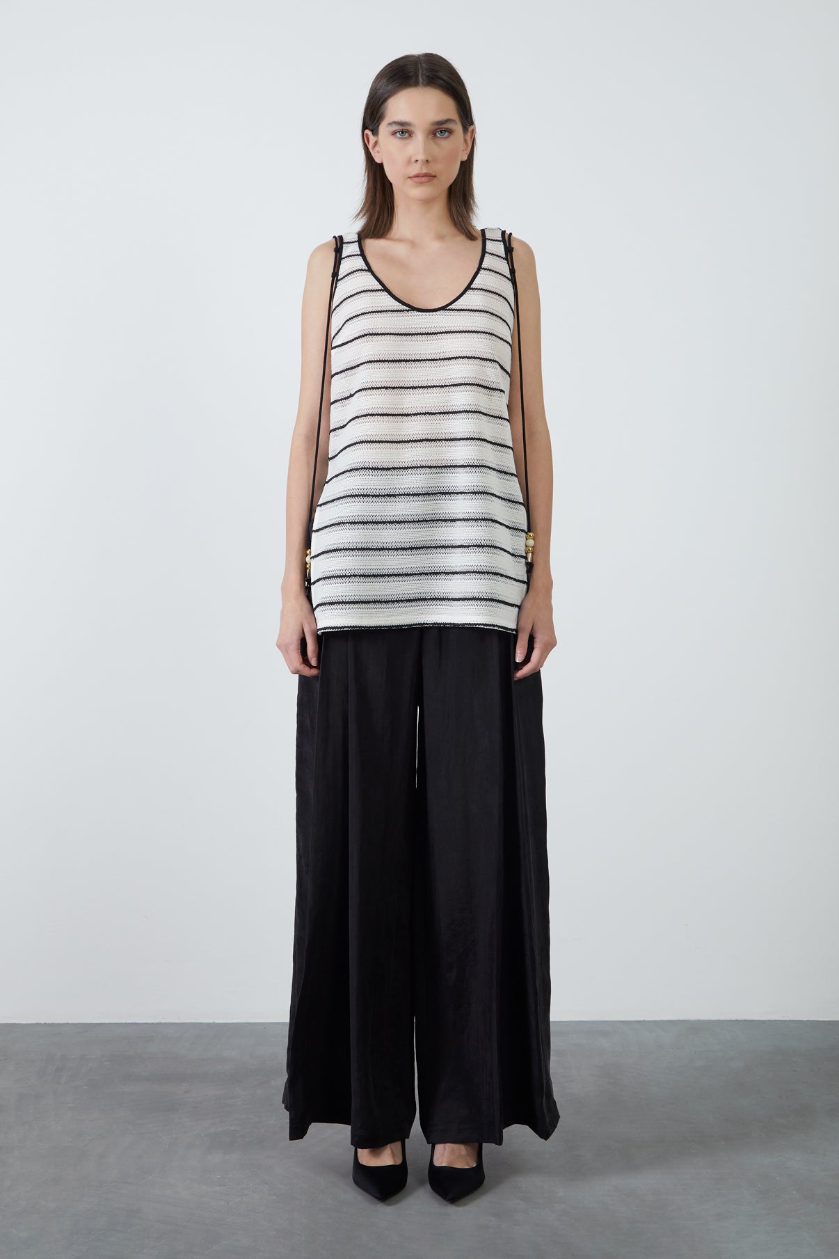 U Yakalı Bağcık Aksesuarlı Bluz