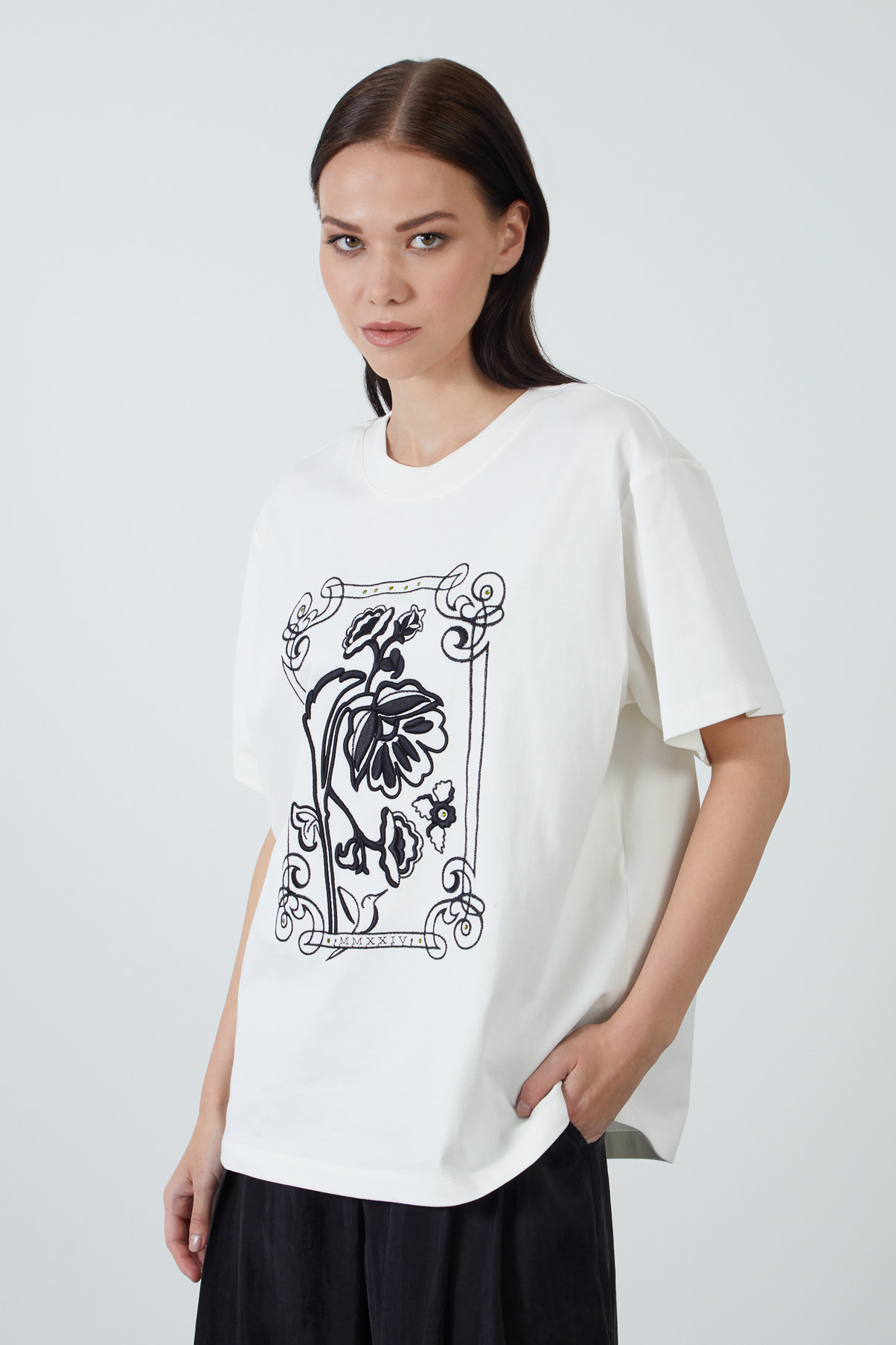 Nakış Detaylı Süslemeli T-shirt