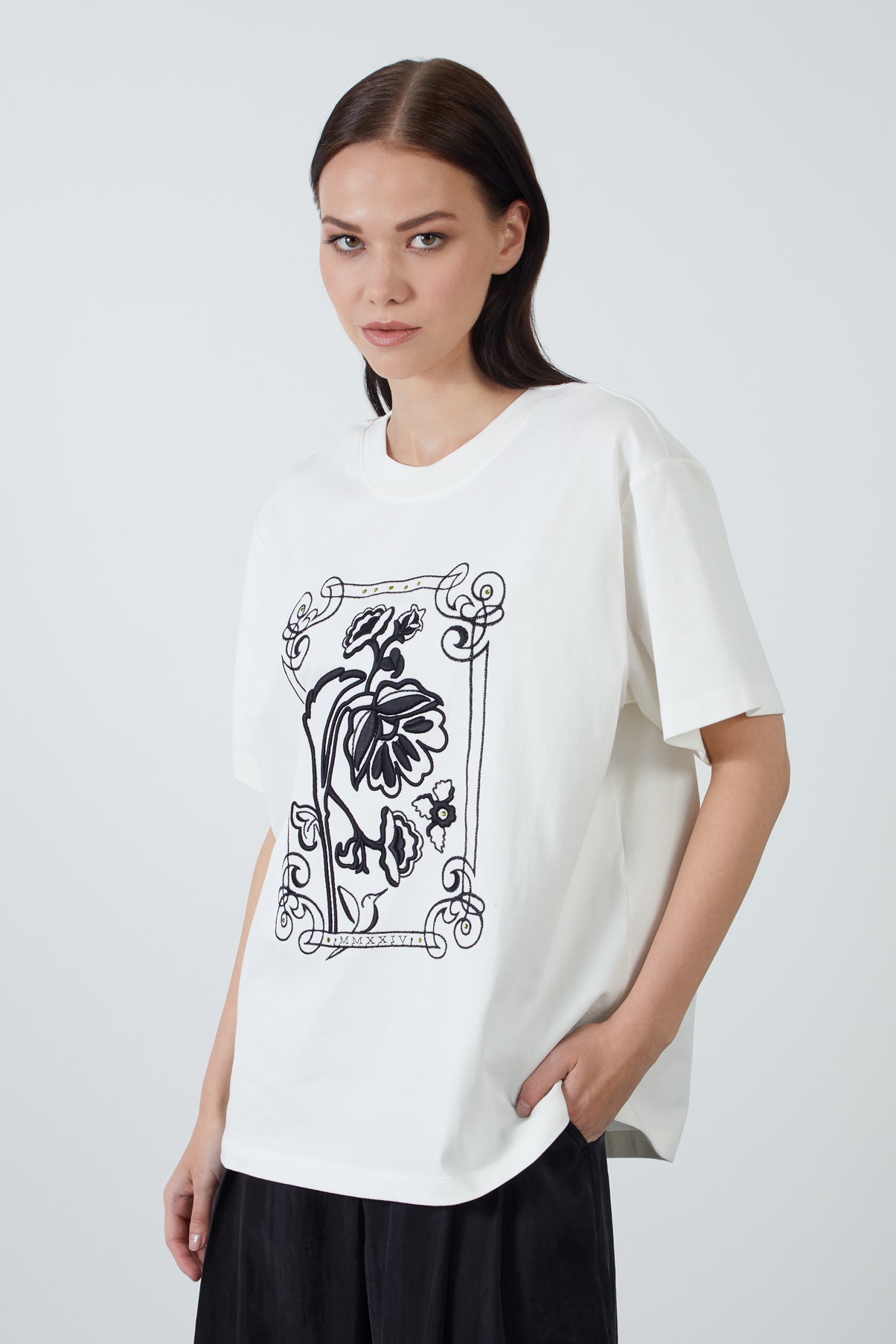 Nakış Detaylı Süslemeli T-shirt