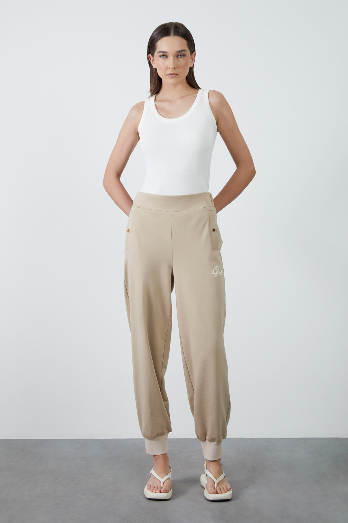 Nakış Detaylı Paçası Bantlı Eşofman Altı