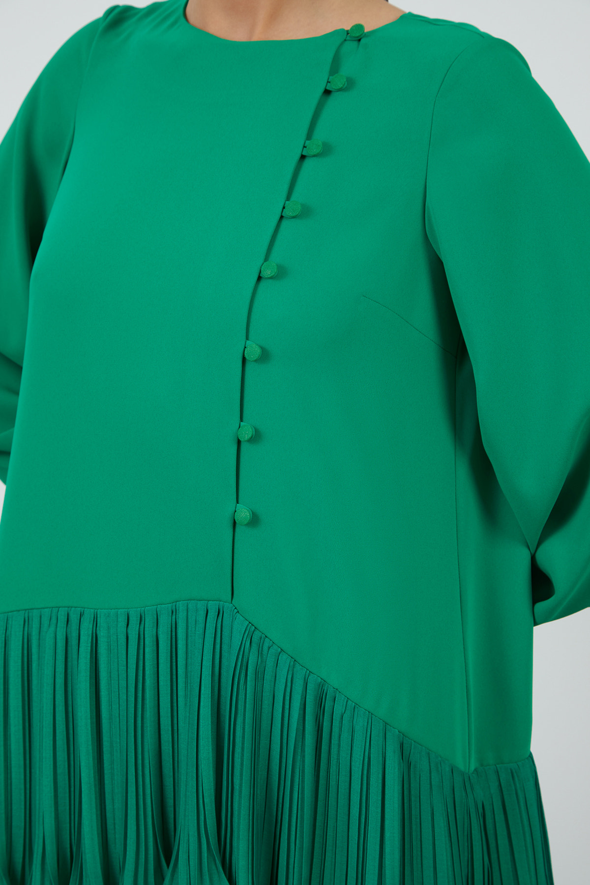 Düğme Detaylı Etekucu Piliseli Uzun Elbise