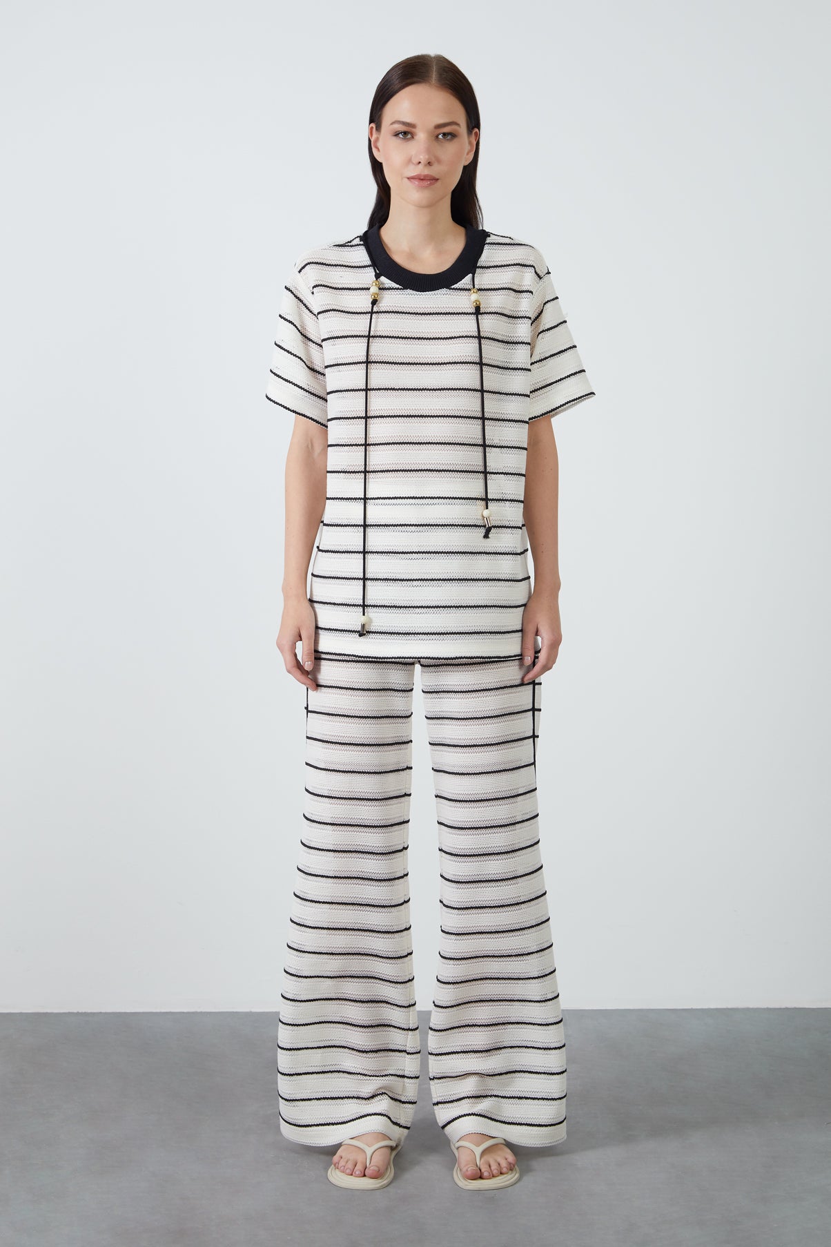 Boyundan Bağcık Aksesuarlı Bluz