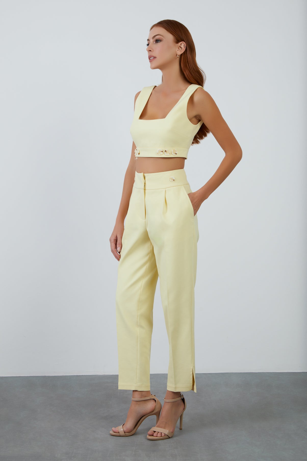 İşlemeli Paçası Yırtmaçlı Pantolon