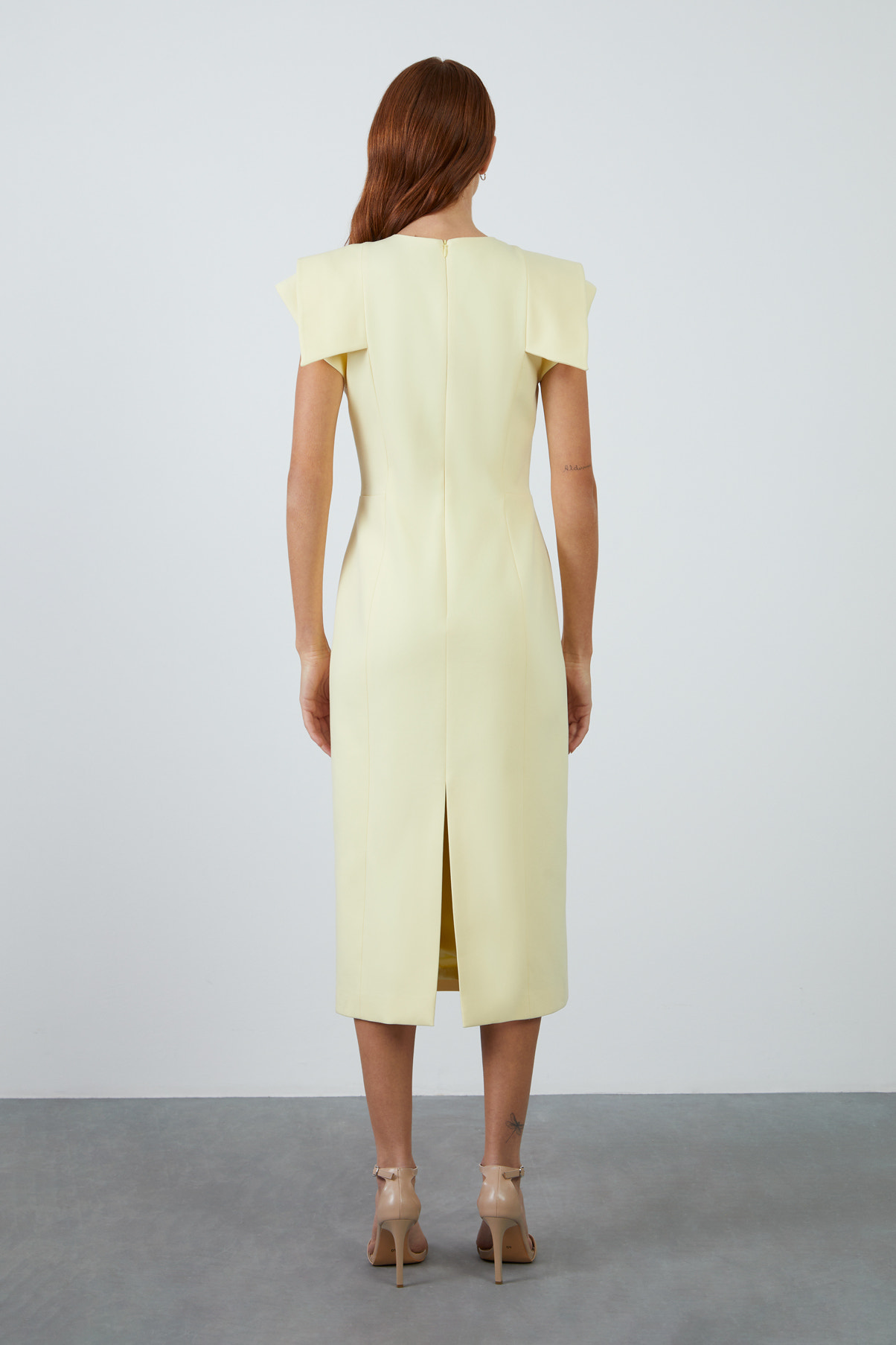 İşlemeli Arkadan Yırtmaçlı Sarı Midi Kalem Elbise