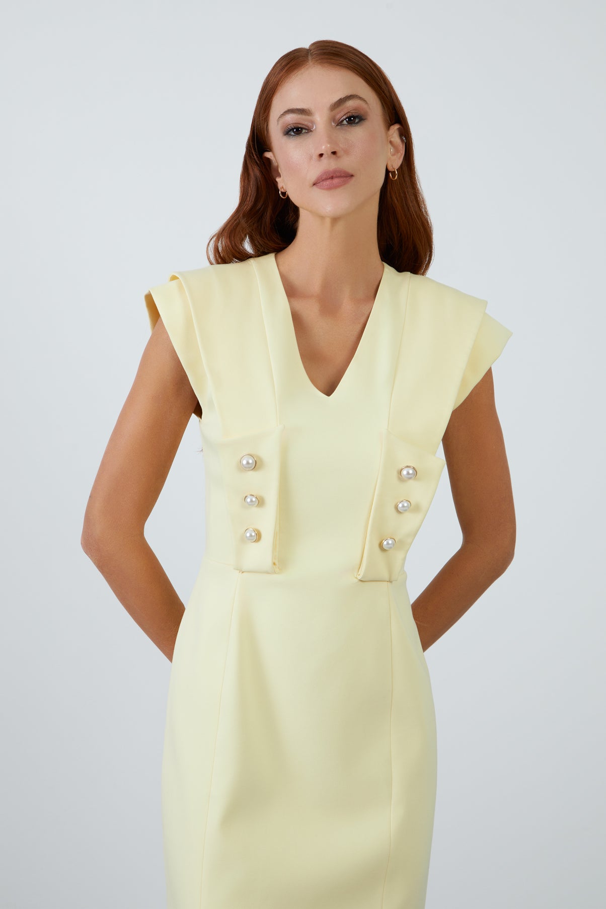 İşlemeli Arkadan Yırtmaçlı Sarı Midi Kalem Elbise