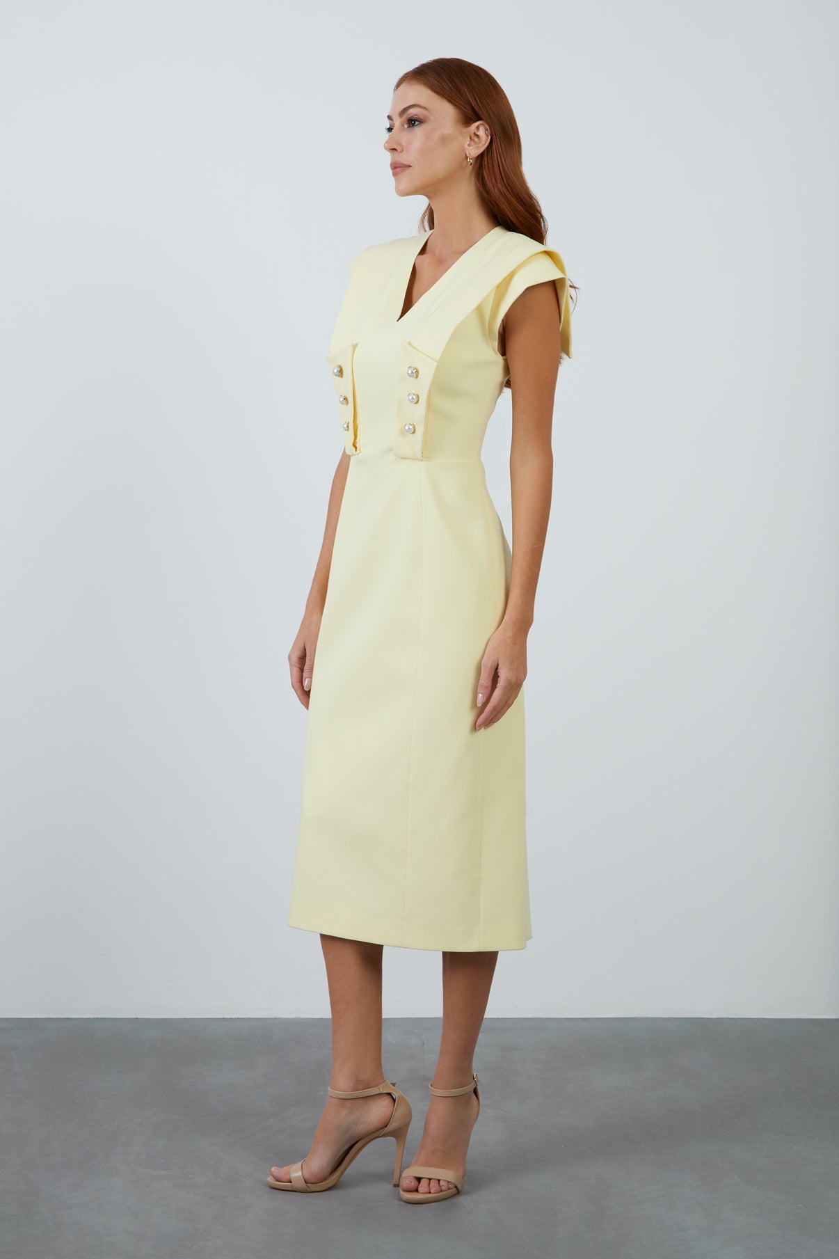 İşlemeli Arkadan Yırtmaçlı Sarı Midi Kalem Elbise