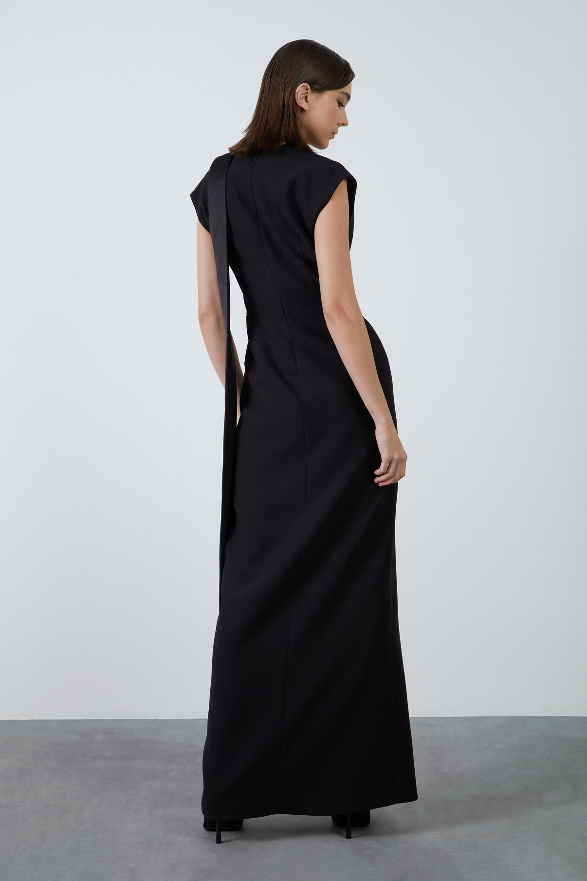 Yakası İşlemeli Önden Yırtmaçlı Somon Rengi Uzun Elbise