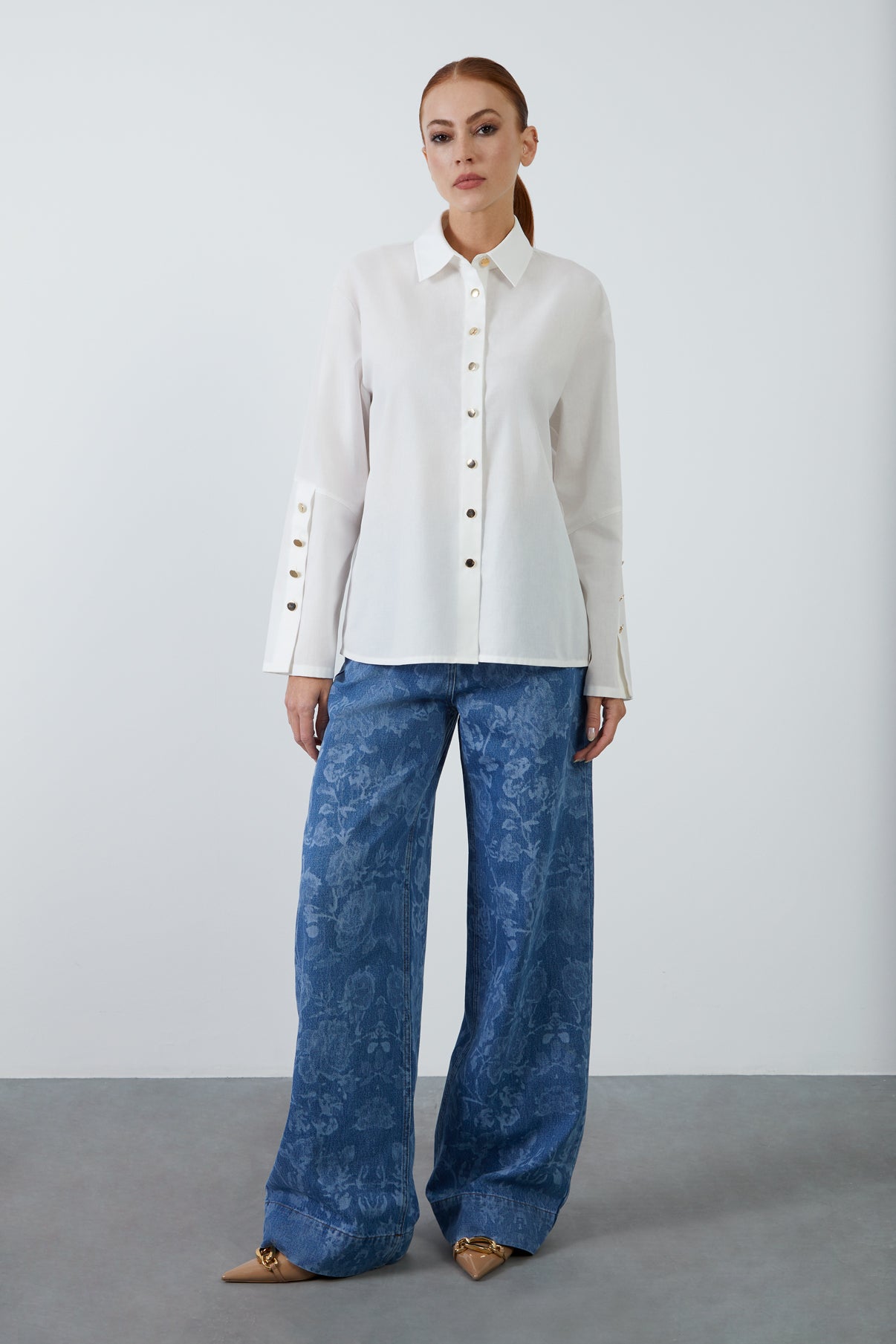 Kollarda Düğme Detaylı Gömlek