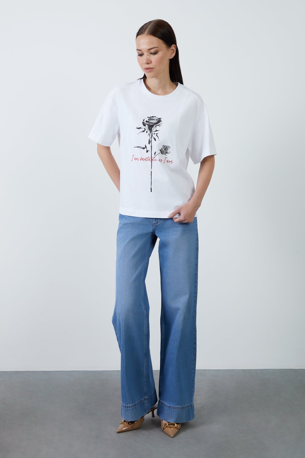 Ön Beden Gül Baskı Detaylı Kısa Kollu T-Shirt