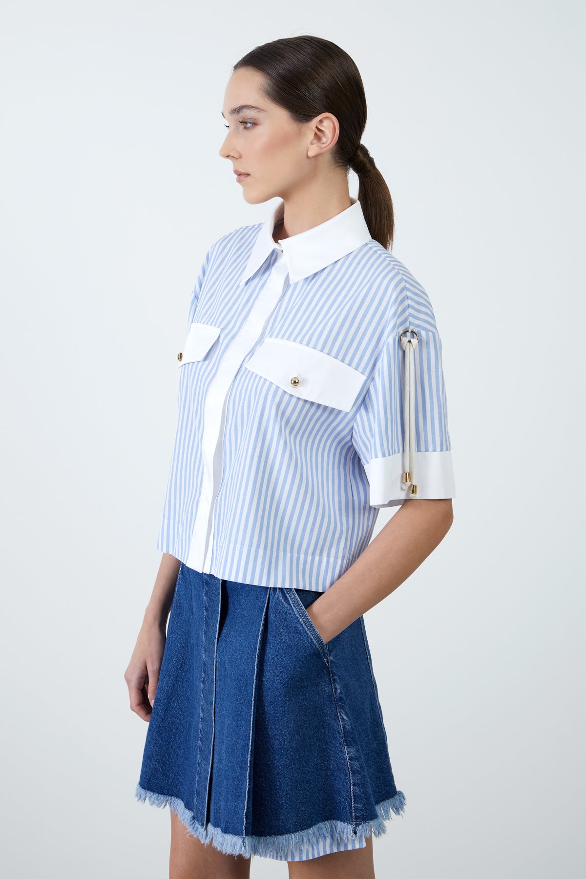 Omuzdan Sarkan Bağcık Detaylı Düğmeli Poplin Gömlek