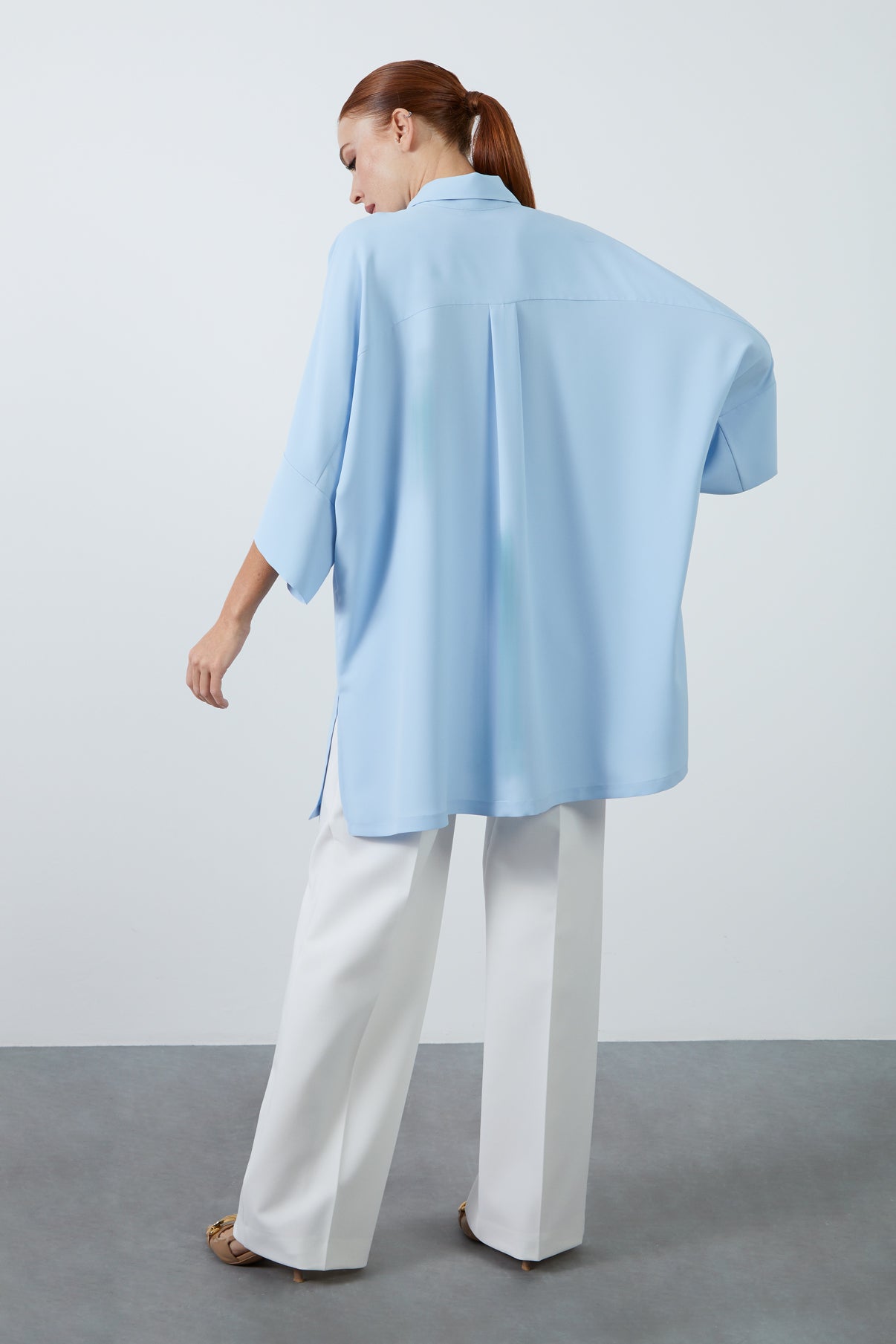 Önü Metal Düğmeli Duble Truvakar Kollu Yanları Yırtmaçlı Mini Elbise