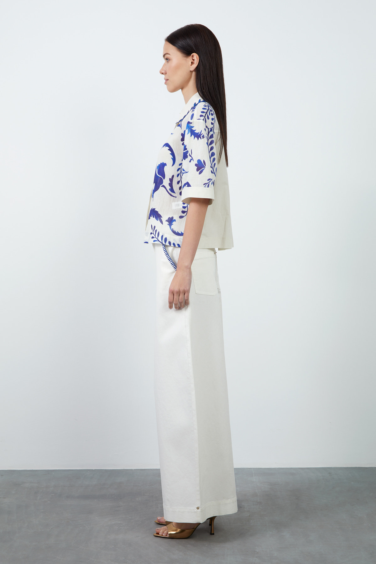 Düğme Detaylı Yakası Nakışlı Çizgili Gömlek