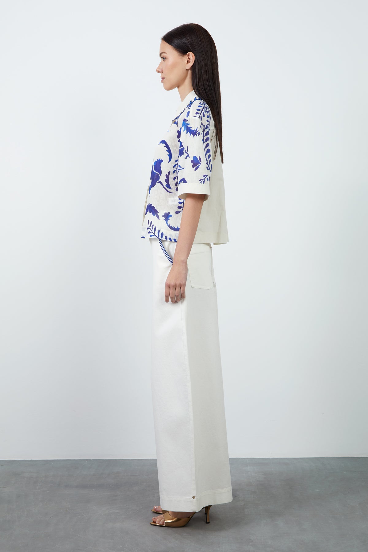 Düğme Detaylı Yakası Nakışlı Çizgili Gömlek