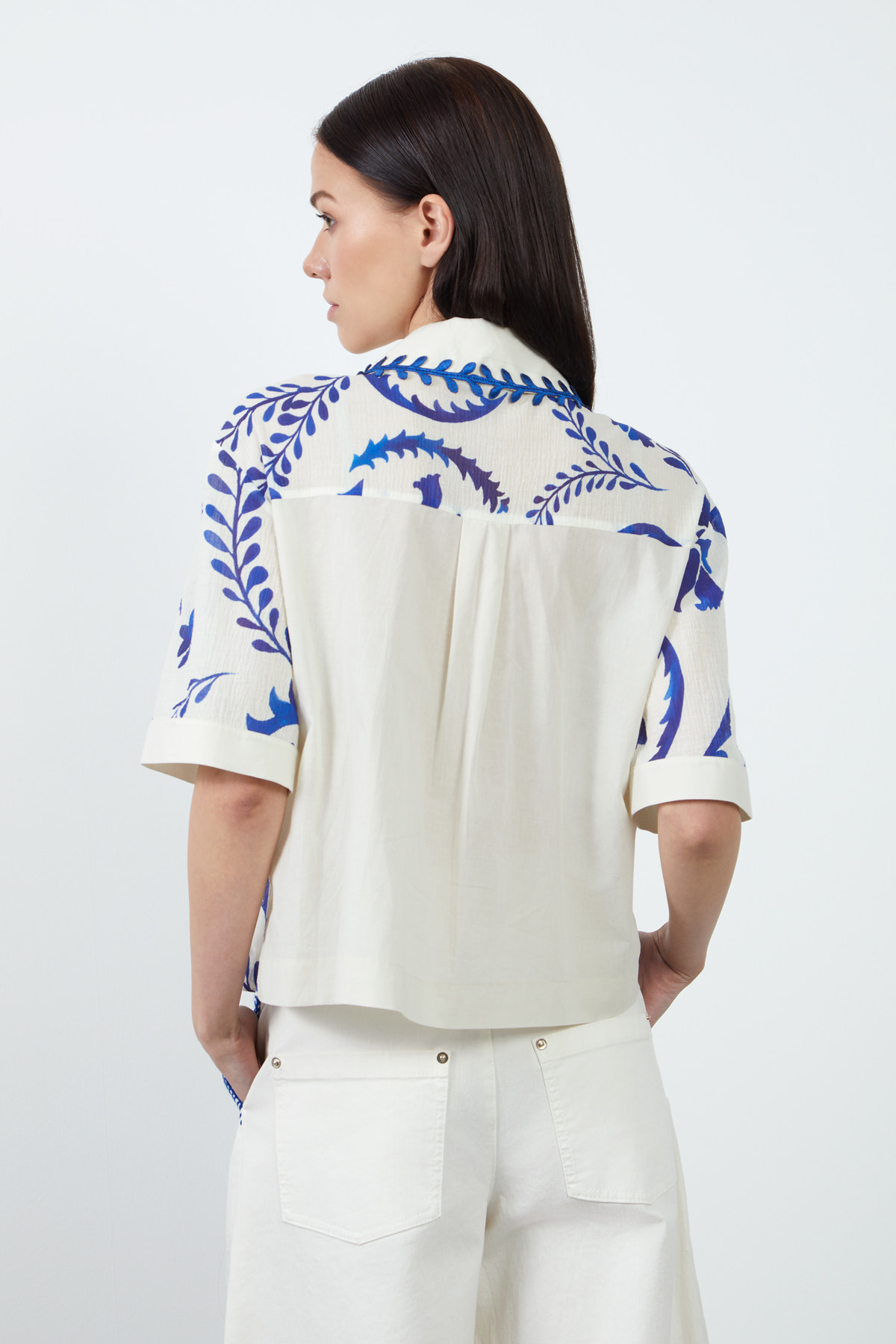 Düğme Detaylı Yakası Nakışlı Çizgili Gömlek