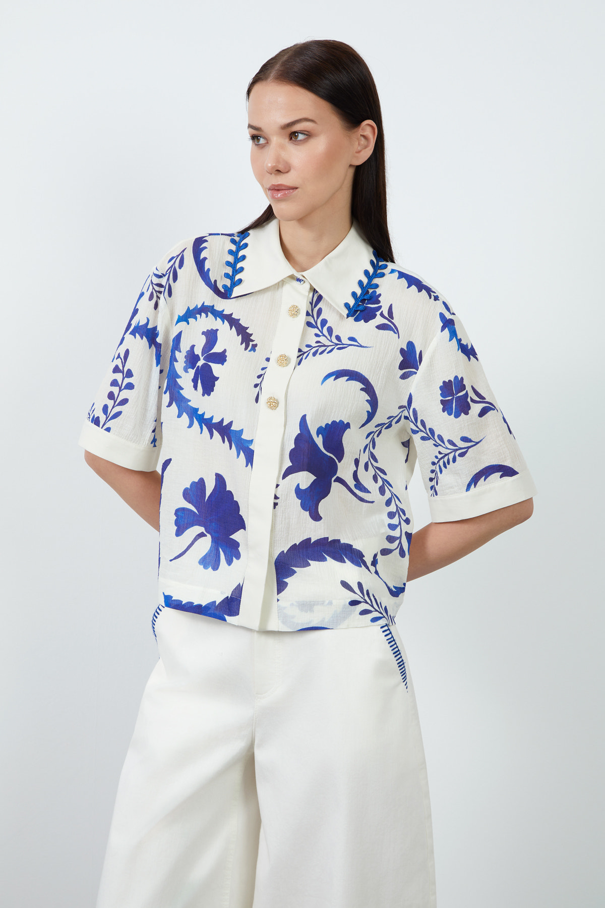 Düğme Detaylı Yakası Nakışlı Çizgili Gömlek