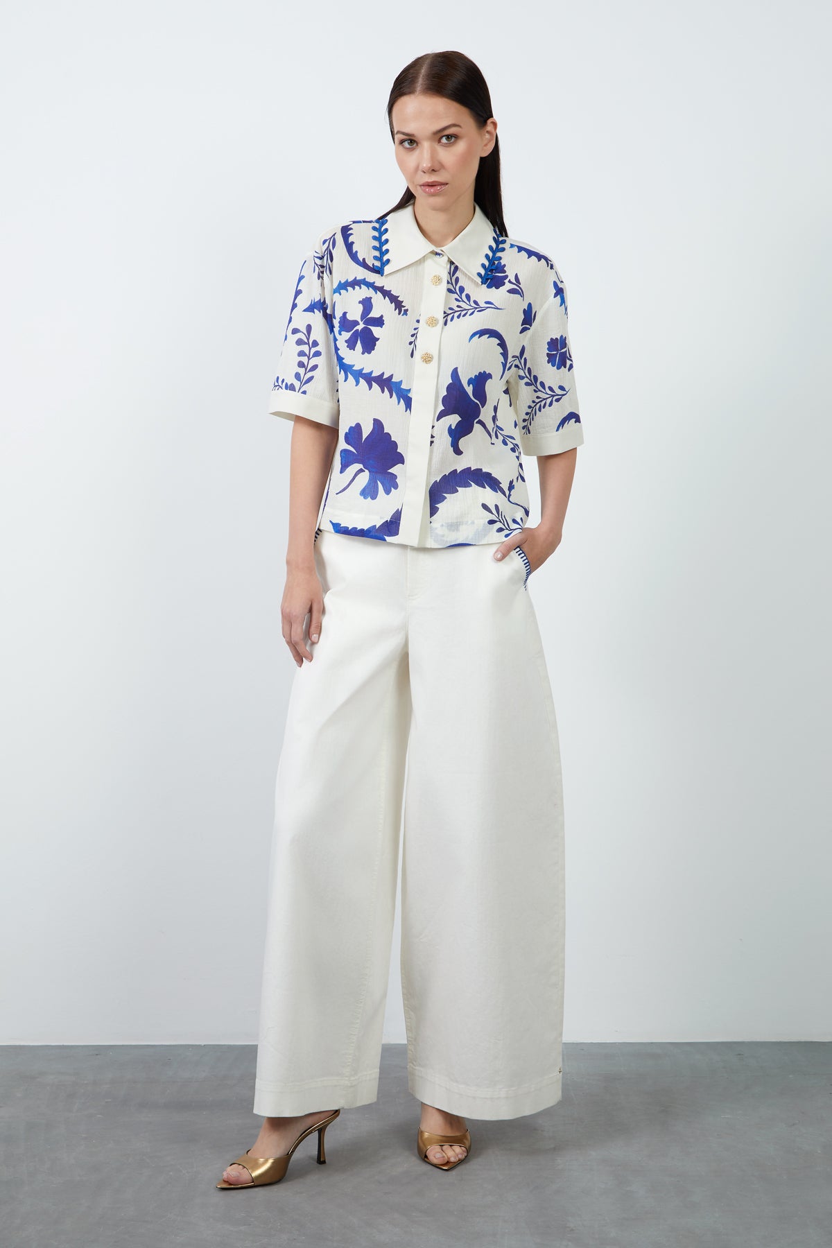 Düğme Detaylı Yakası Nakışlı Çizgili Gömlek