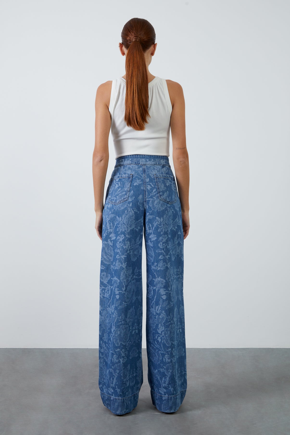 Toka Aksesuar Detaylı Gül Desenli Denim Palazzo Pantolon