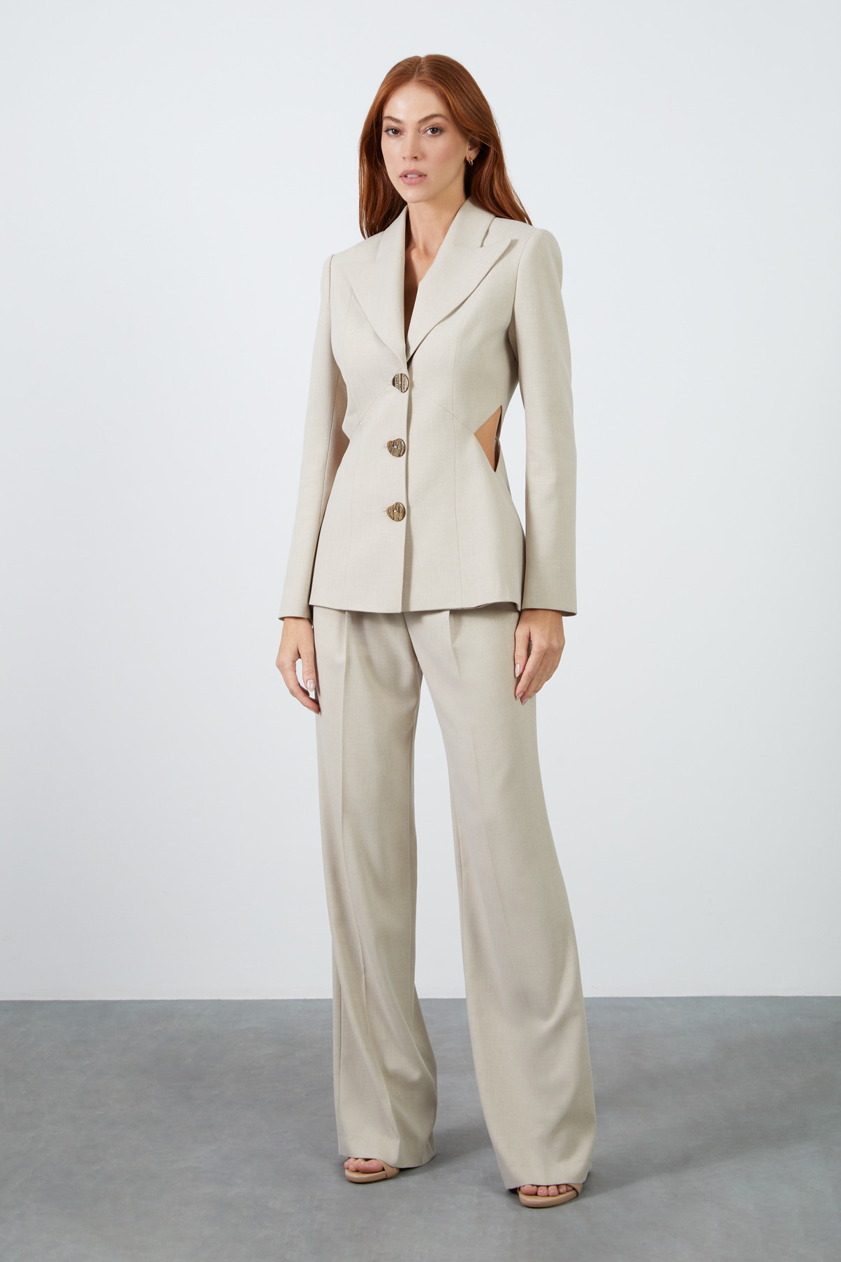 Beli Pencere Detaylı Mono Kapama Ceketli Ve Bol Pantolonlu Bej Takım