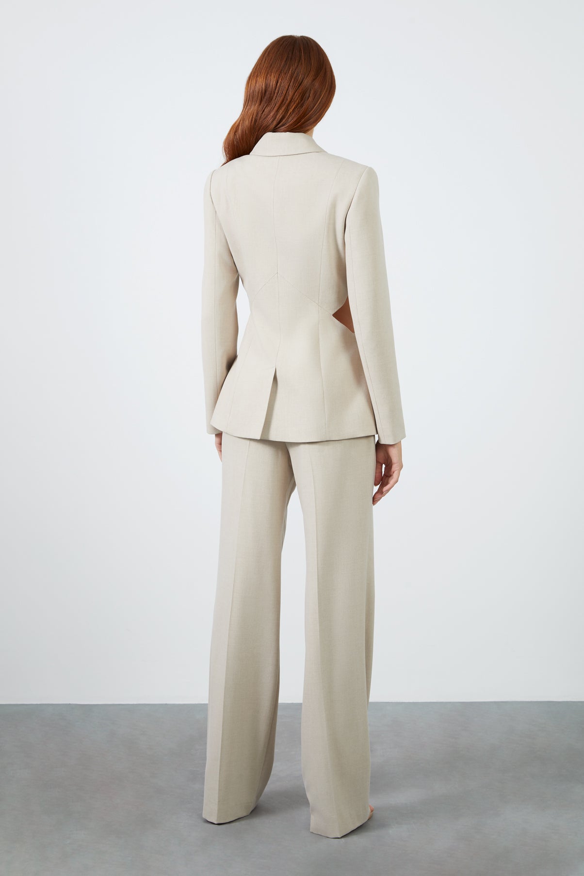 Beli Pencere Detaylı Mono Kapama Ceketli Ve Bol Pantolonlu Bej Takım