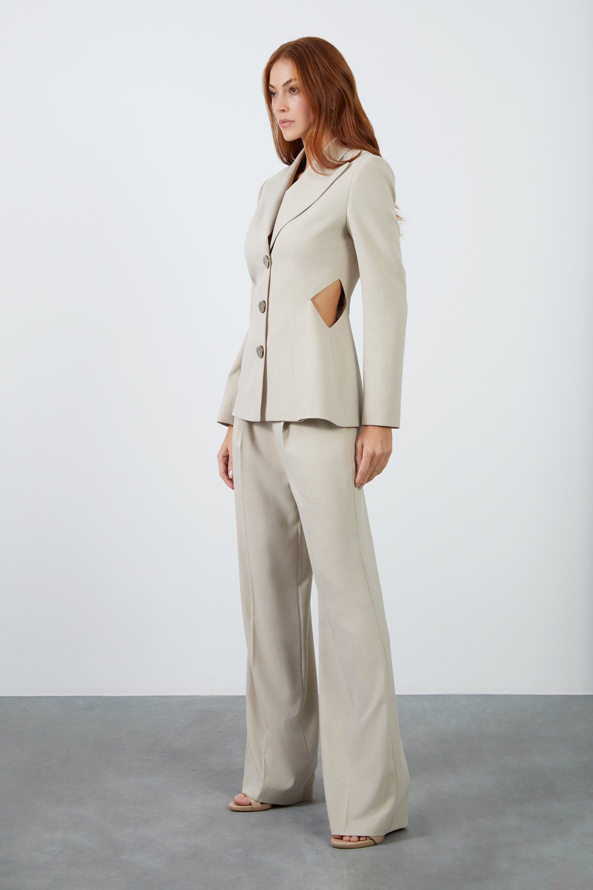 Beli Pencere Detaylı Mono Kapama Ceketli Ve Bol Pantolonlu Bej Takım