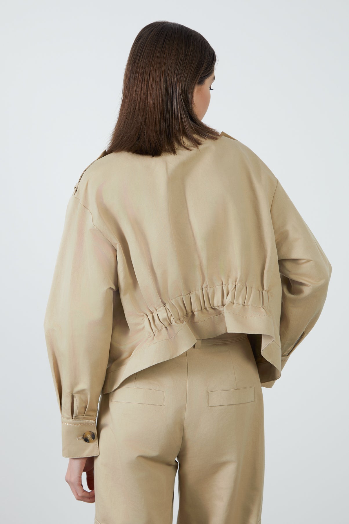 Cep Kenarı İşlemeli Arkası Büzgülü Ceket