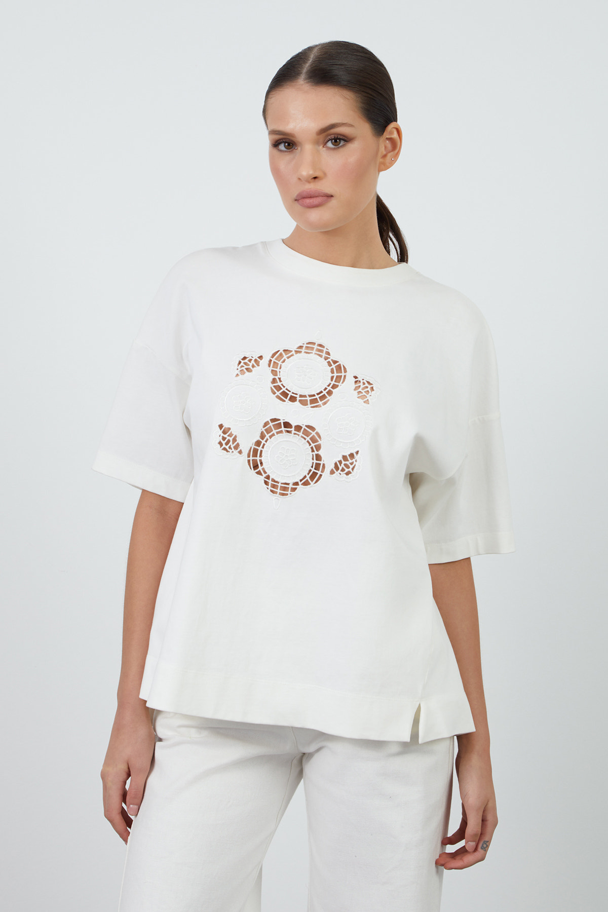 Ön Beden Delikli Nakış Detaylı Bisiklet Yaka T-shirt