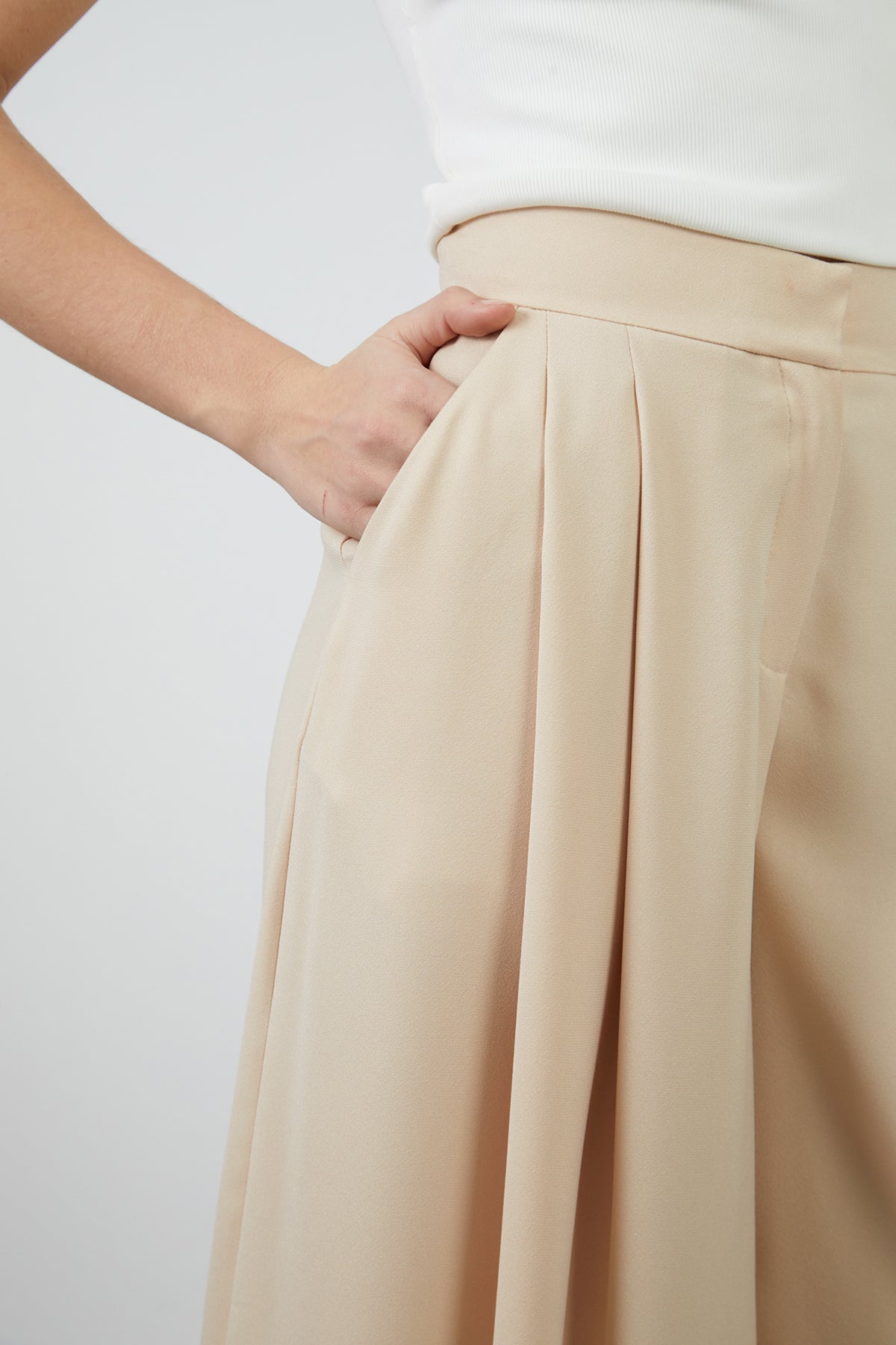 Pili Detaylı Bol Paça Pantolon