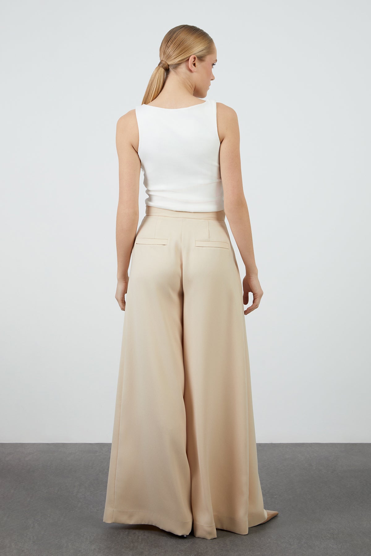 Pili Detaylı Bol Paça Pantolon