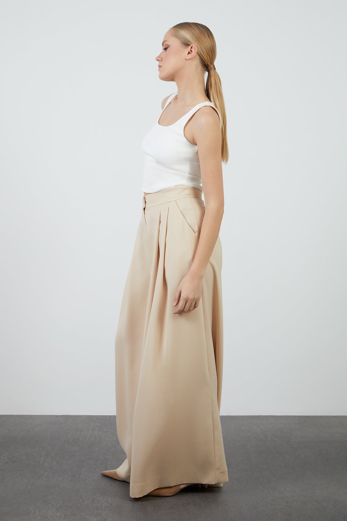 Pili Detaylı Bol Paça Pantolon