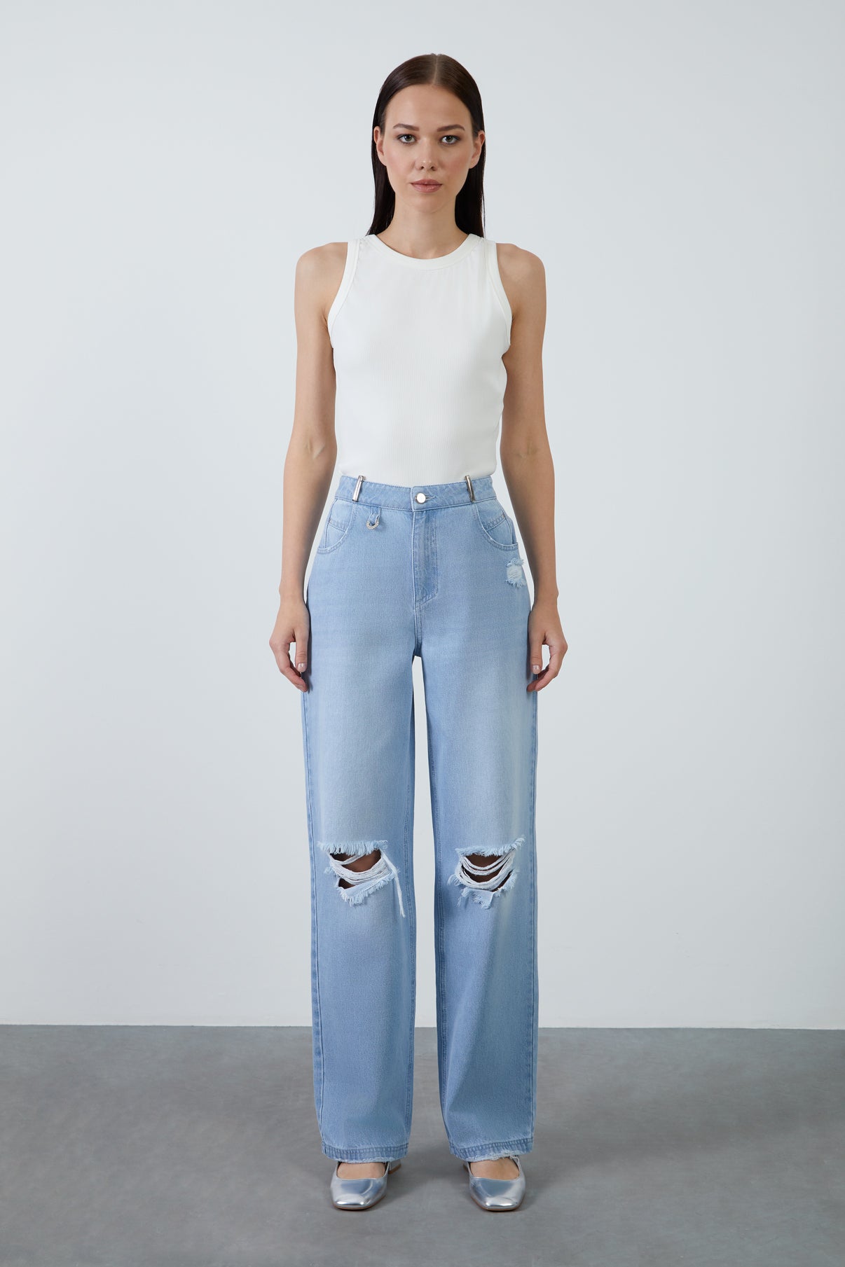 Dizleri Yırtık Efektli Bol Paça Jean Pantolon