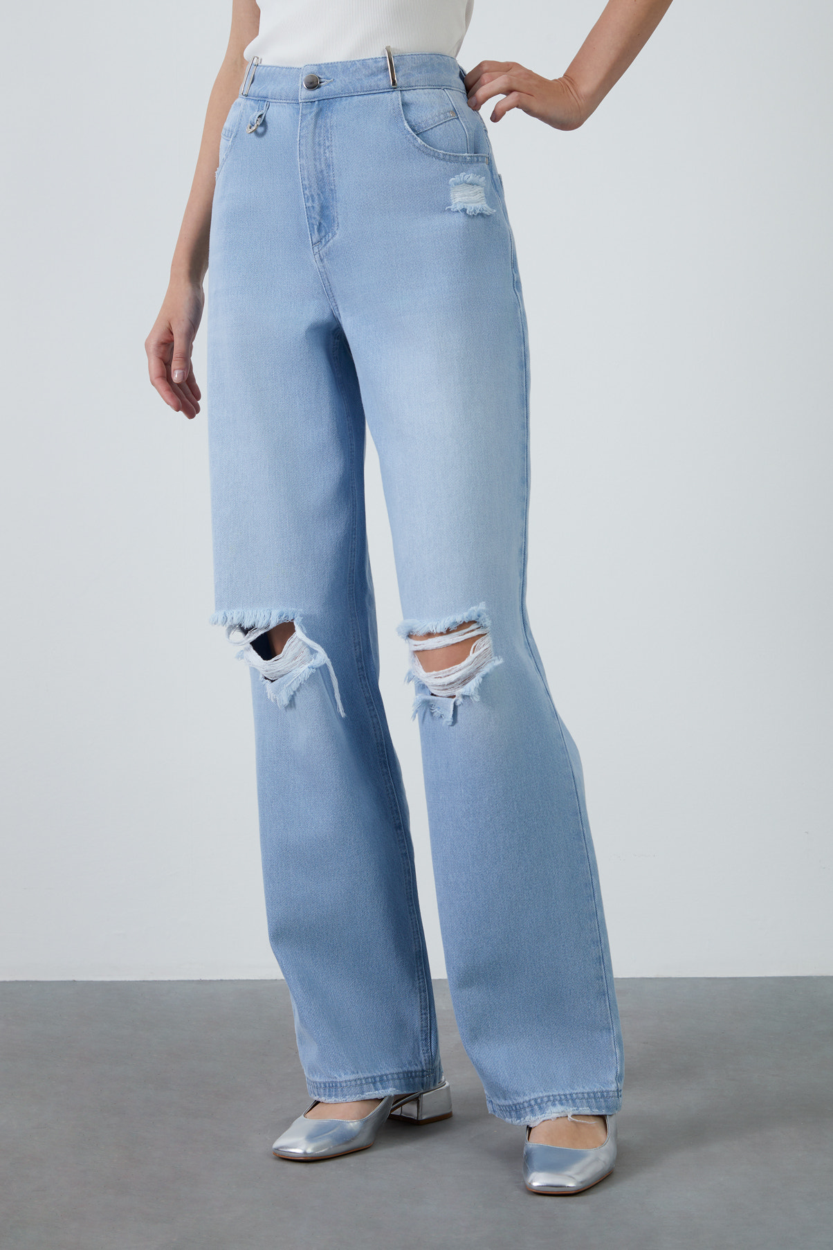 Dizleri Yırtık Efektli Bol Paça Jean Pantolon