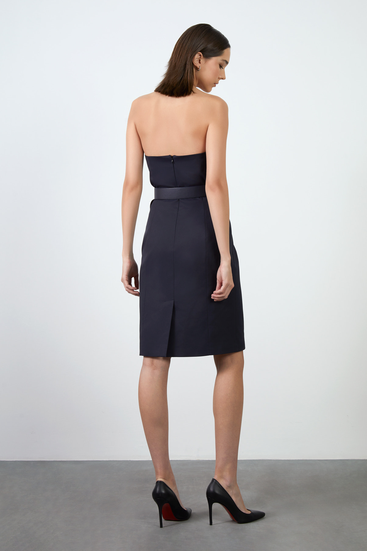 Arkası Yırtmaçlı Beli Deri Kemerli Straplez Kısa Elbise