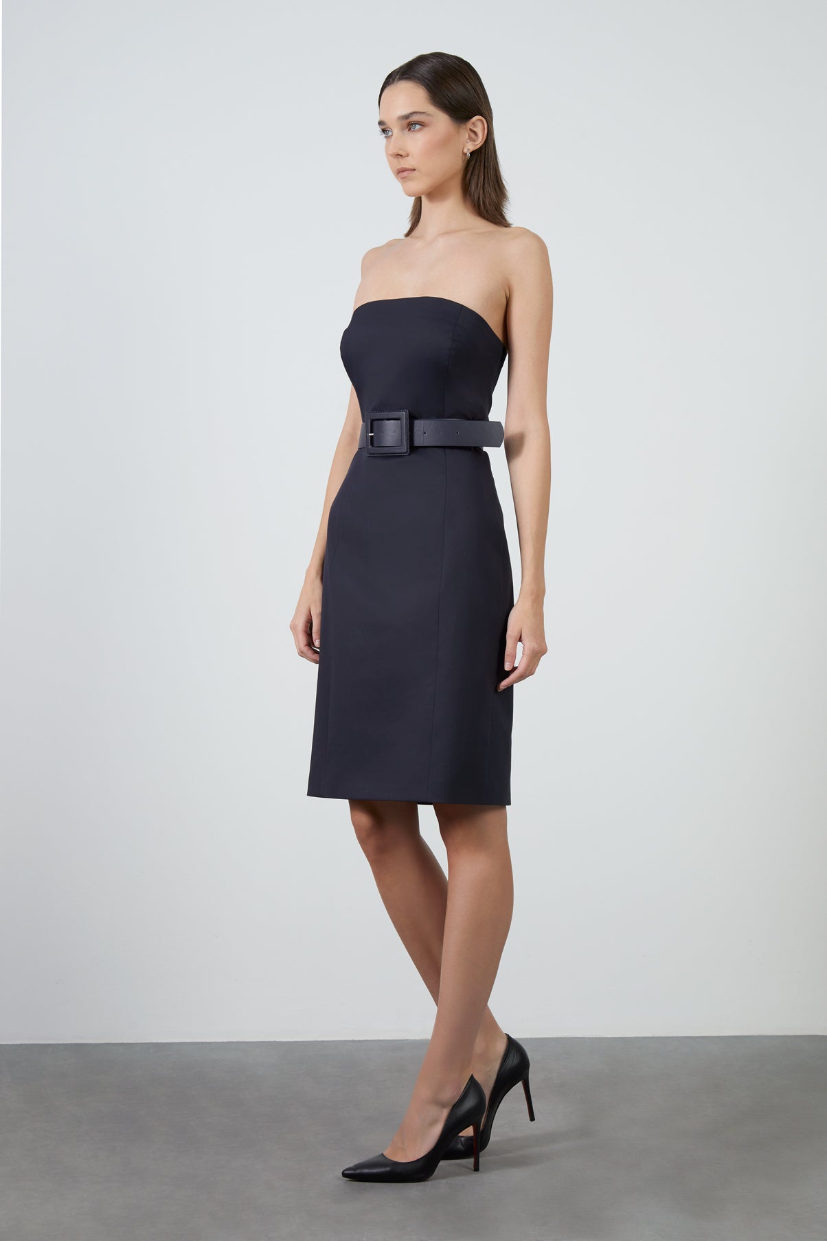 Arkası Yırtmaçlı Beli Deri Kemerli Straplez Kısa Elbise