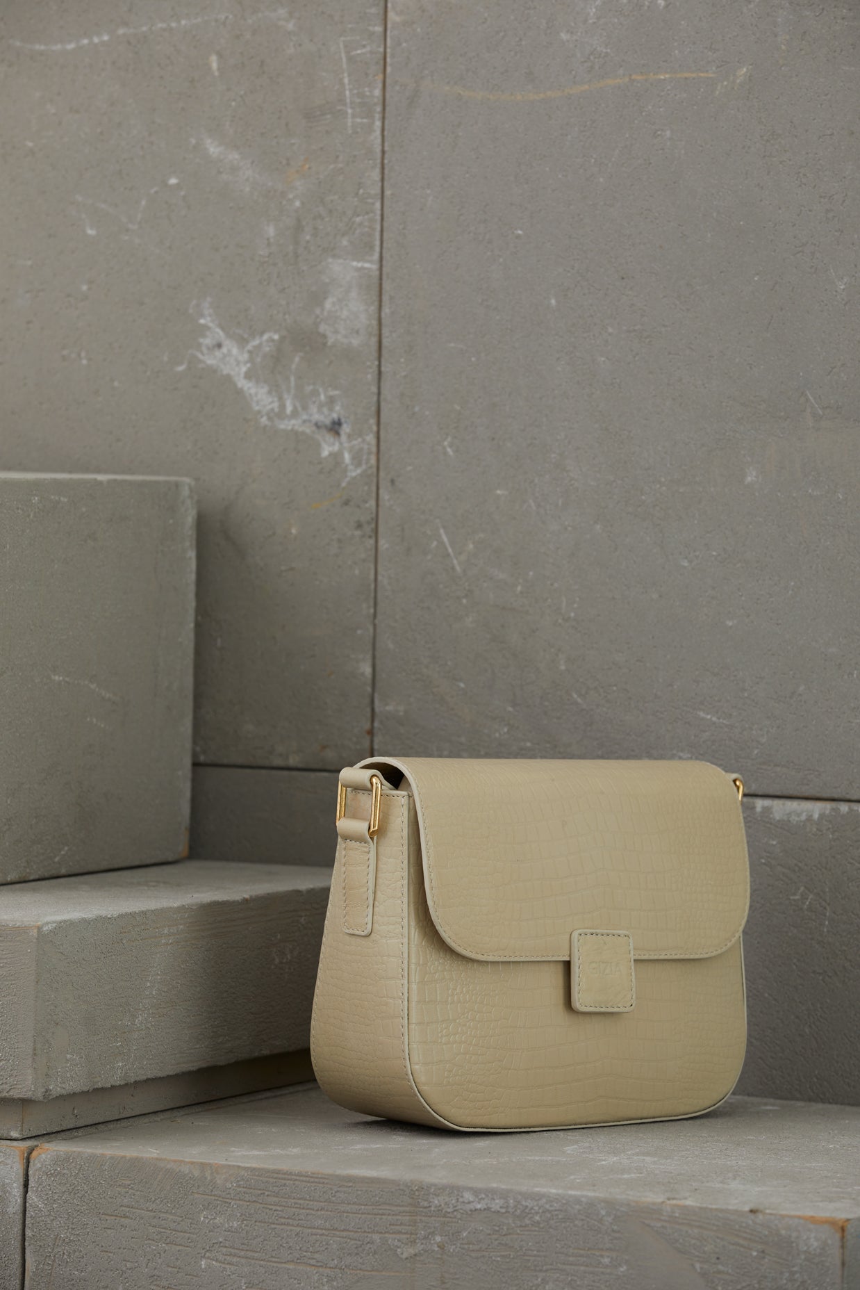 Ayarlanabilir Uzun Saplı Çıtçıt Kapamalı Haki Deri Çanta