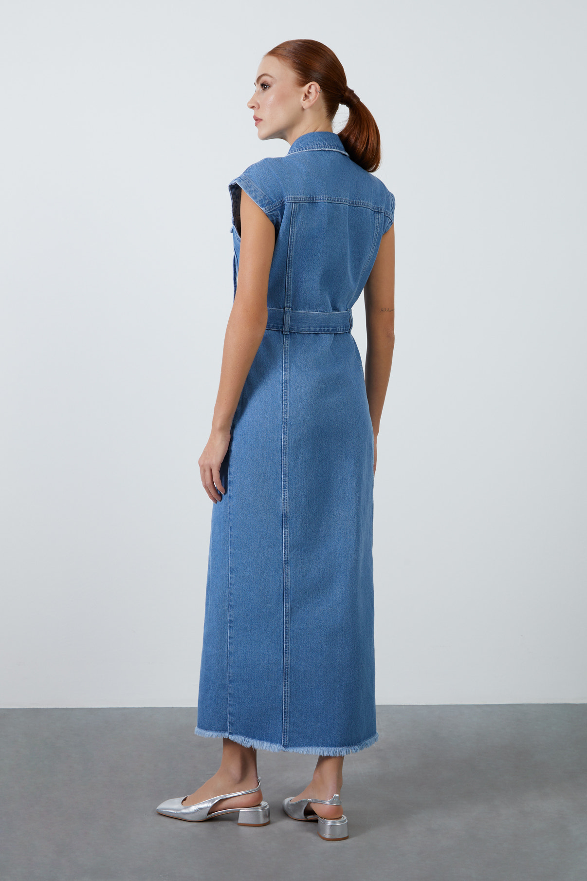 Metal Tokalı Kemerli Kolsuz Cepli Jean Maxi Elbise