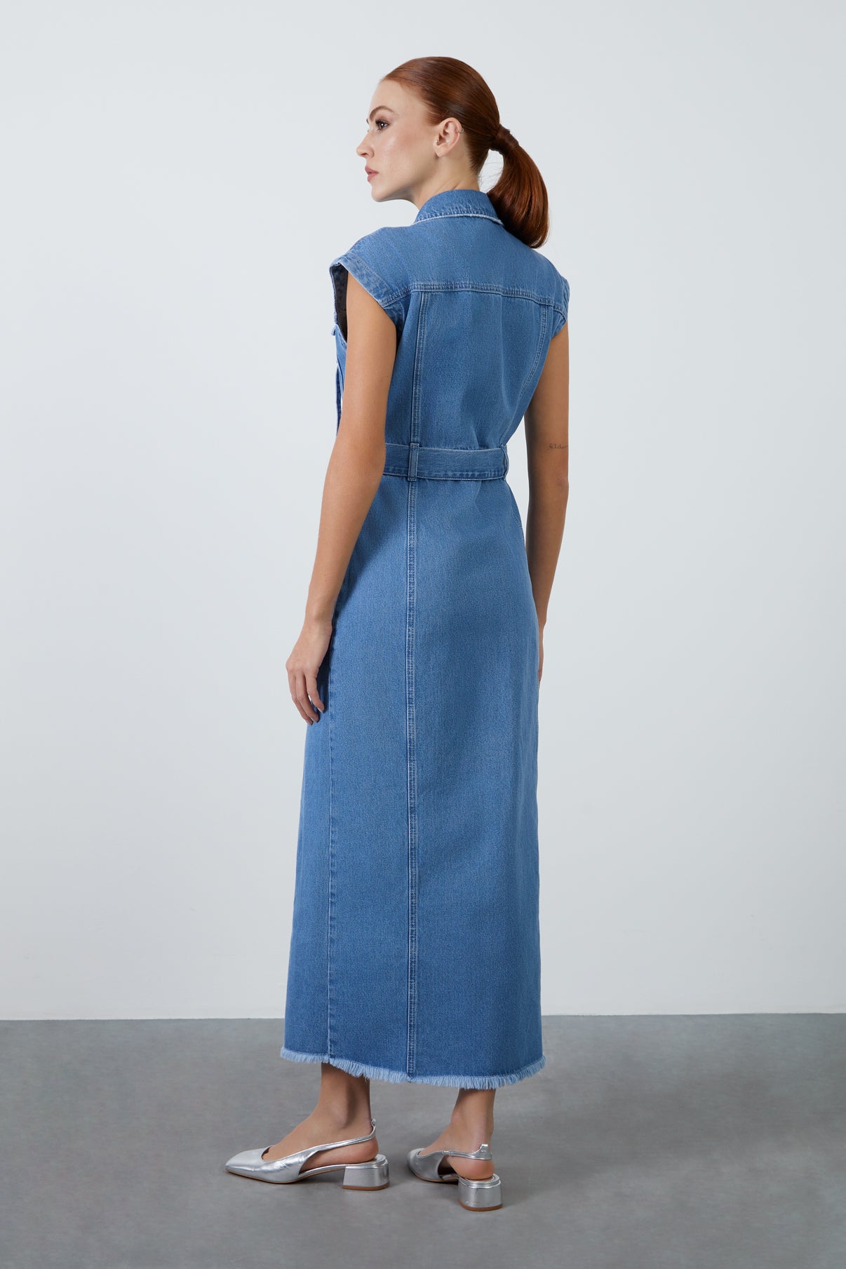 Metal Tokalı Kemerli Kolsuz Cepli Jean Maxi Elbise