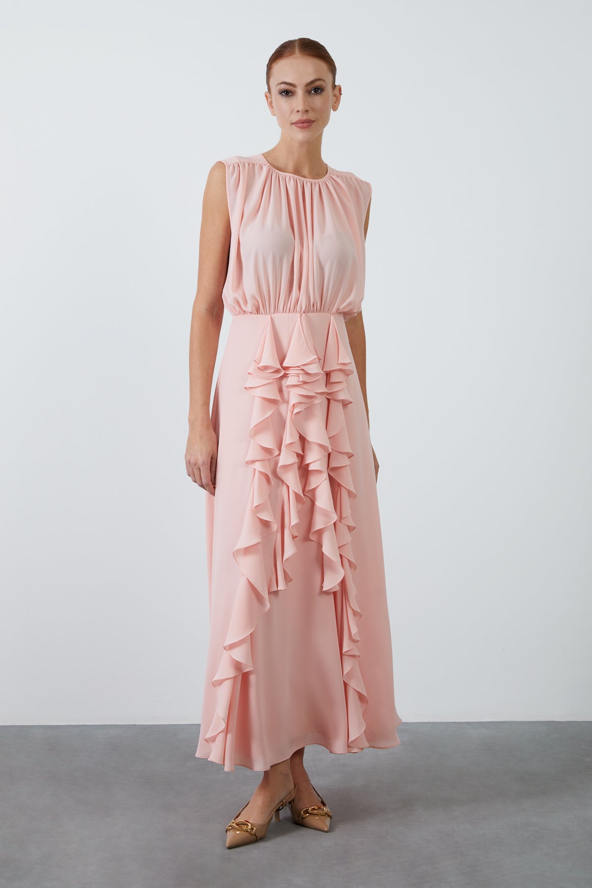 Sıfır Kol Üst Beden Büzgülü Eteği Volan Detaylı Maxi Elbise