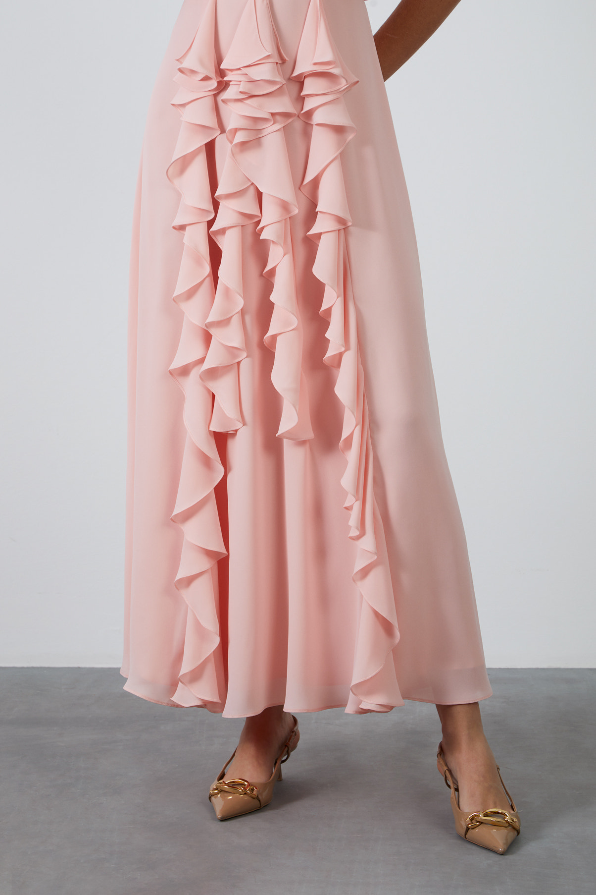 Sıfır Kol Üst Beden Büzgülü Eteği Volan Detaylı Maxi Elbise