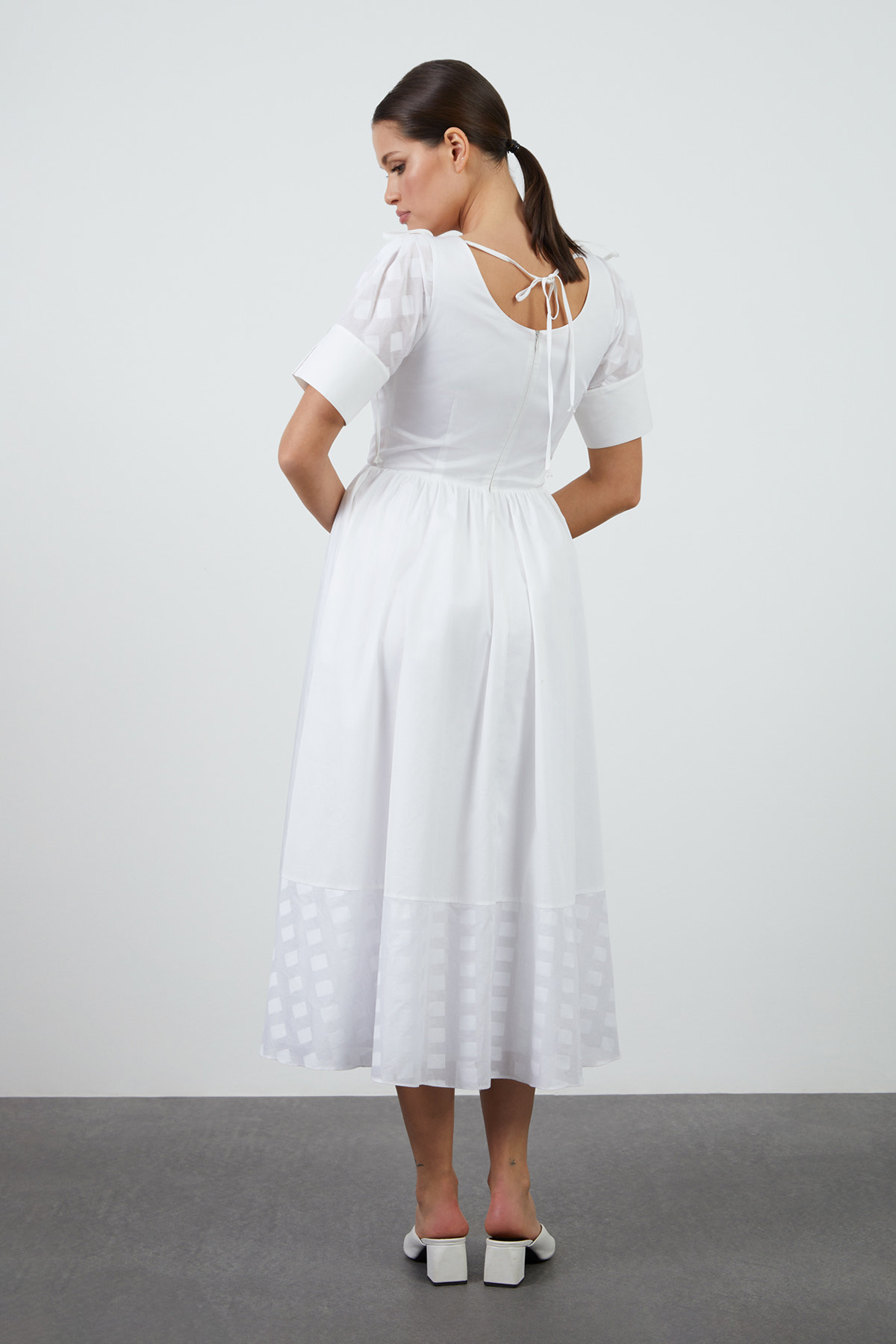 Kol Detaylı Bağucu İşlemeli Midi Boy Elbise