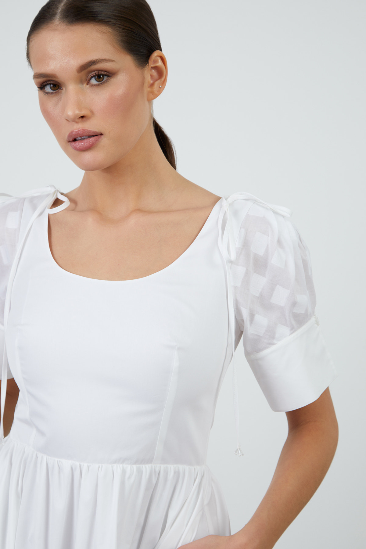 Kol Detaylı Bağucu İşlemeli Midi Boy Elbise