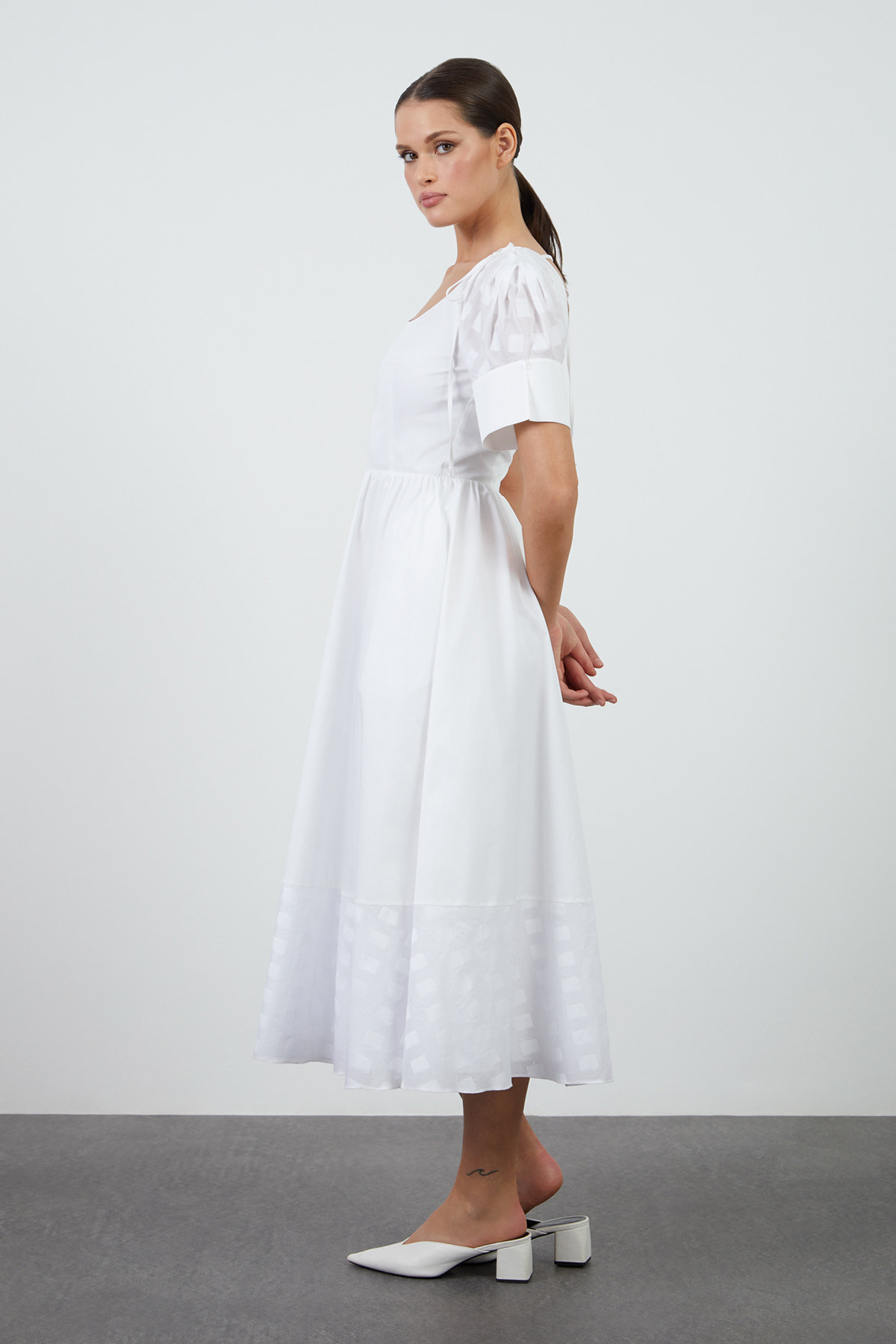 Kol Detaylı Bağucu İşlemeli Midi Boy Elbise