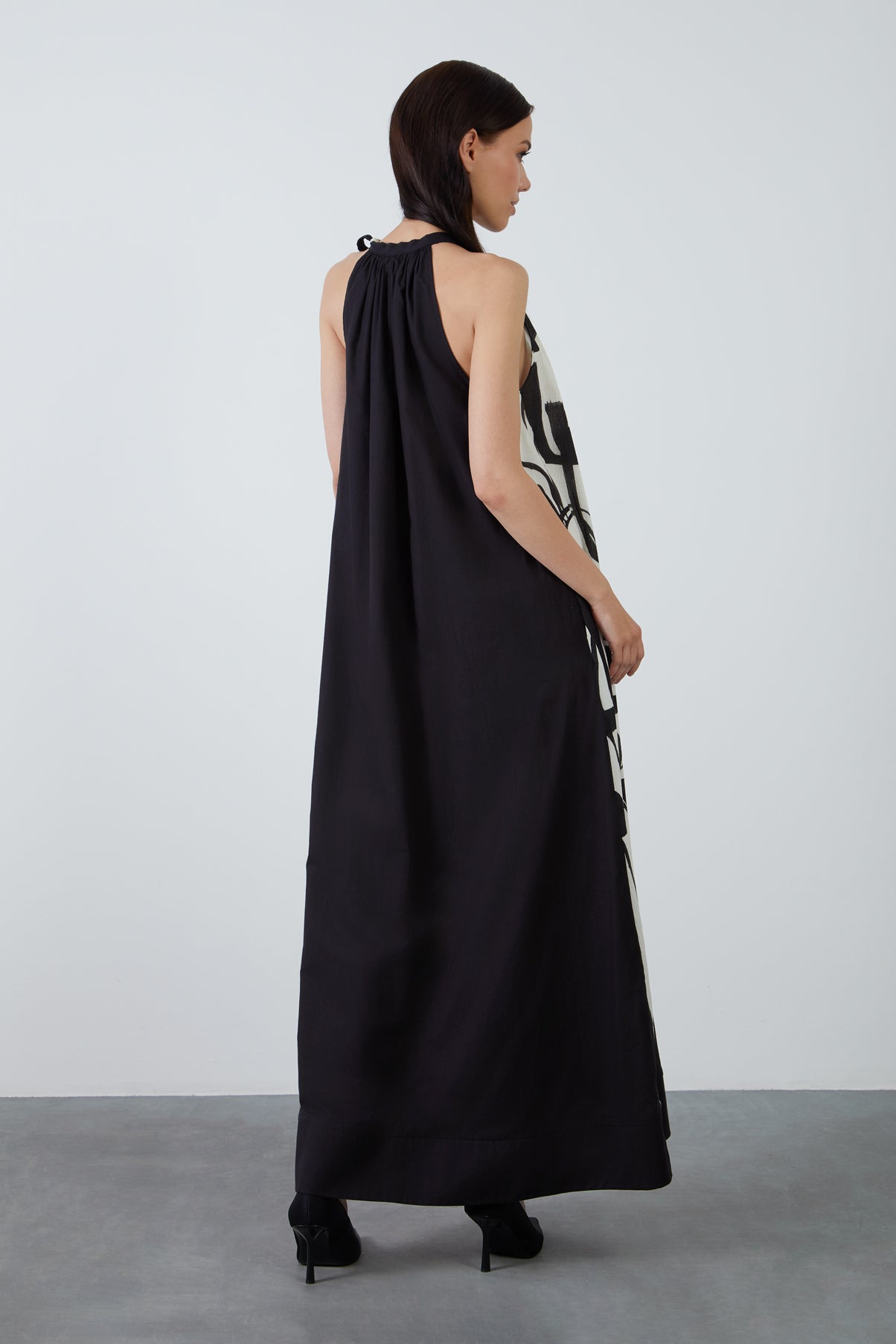 Halter Yaka Sıfır Kol Desenli Uzun Elbise